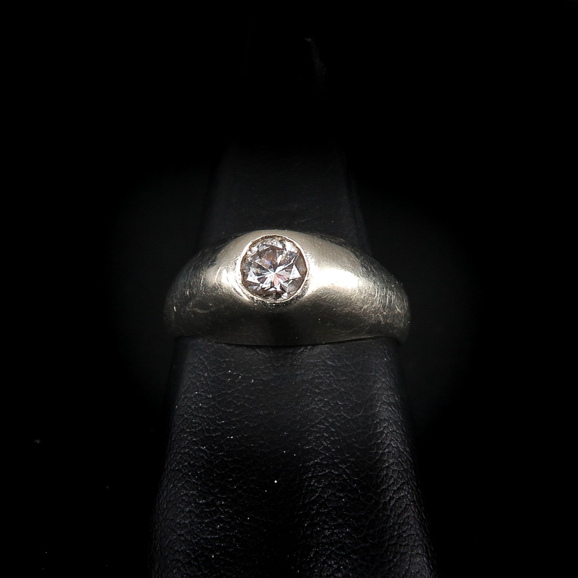 An 18KG Diamond Solitaire Ring - Image 2 of 2