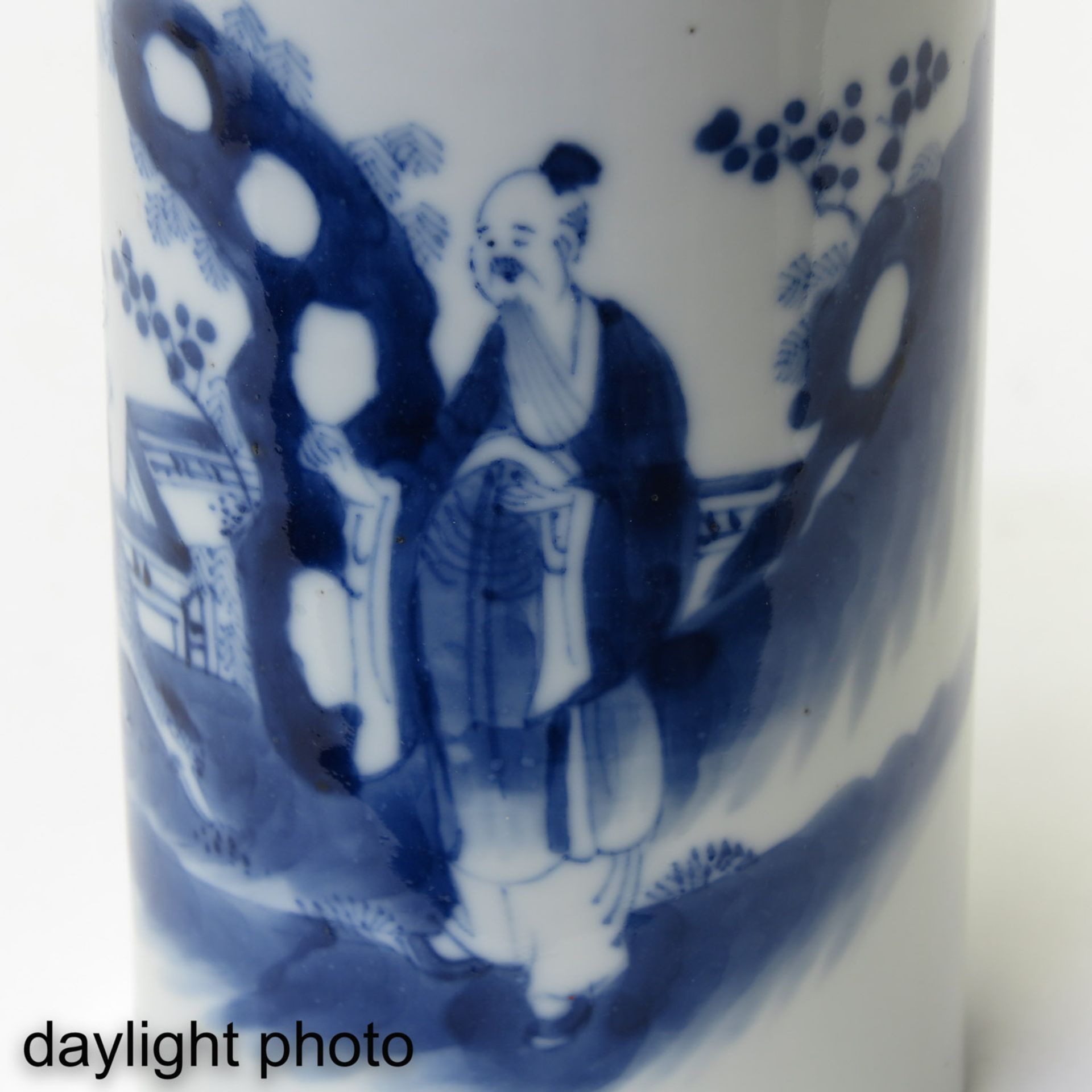 A Small Blue and White Brush Pot - Image 9 of 9