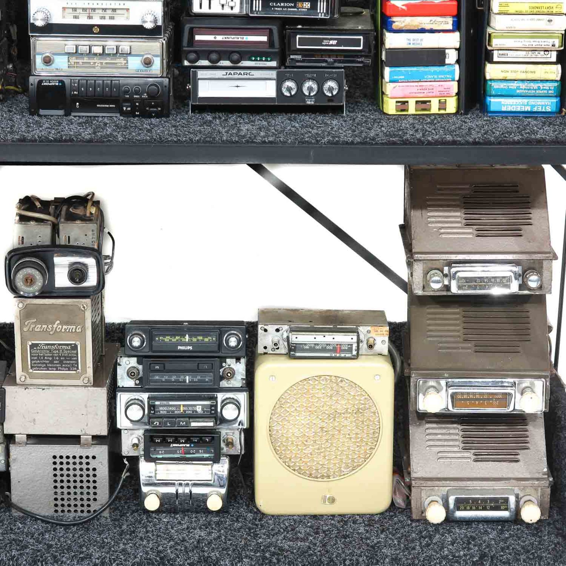A Collection of Vintage Car Radios - Bild 7 aus 7