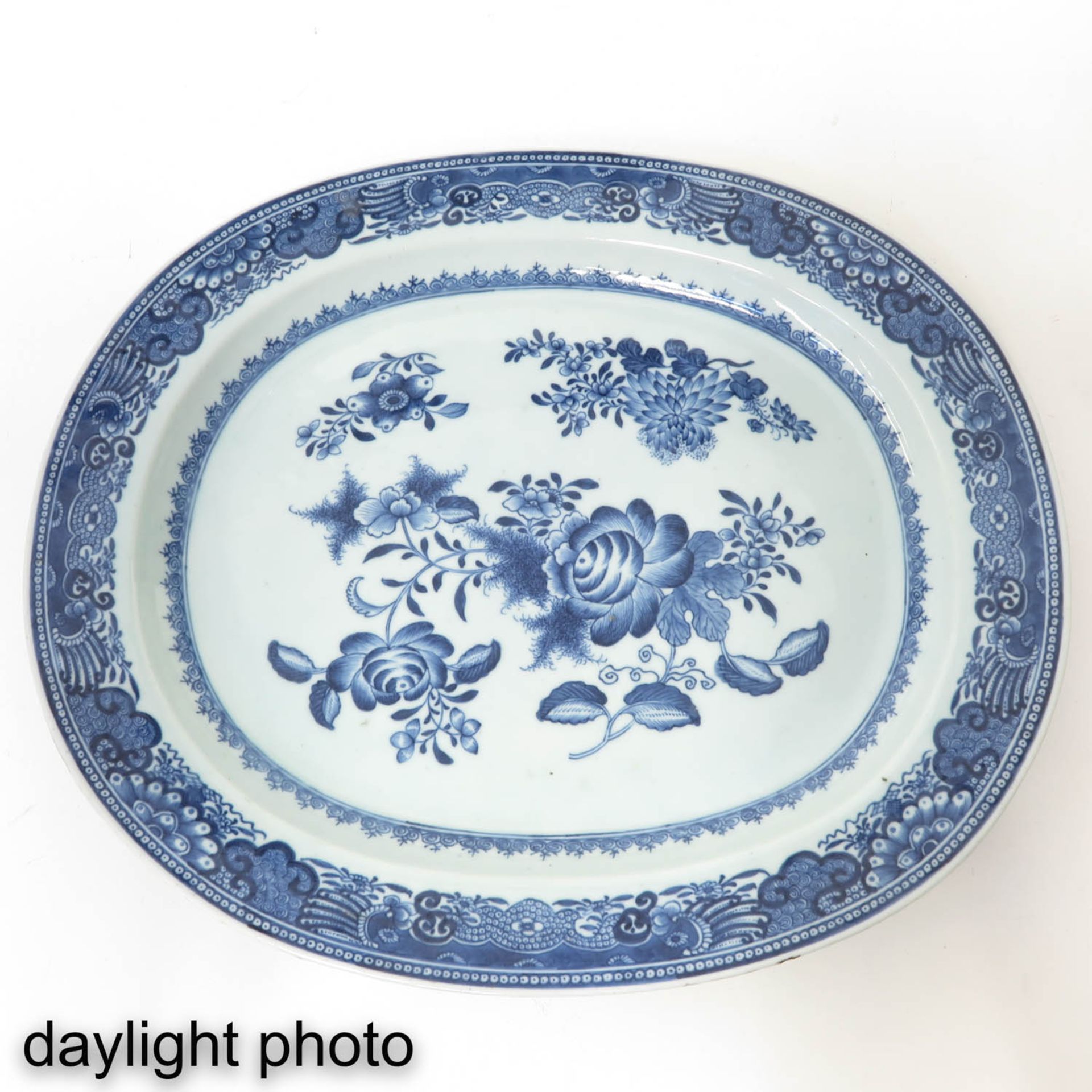 A Blue and White Serving Dish - Bild 4 aus 6