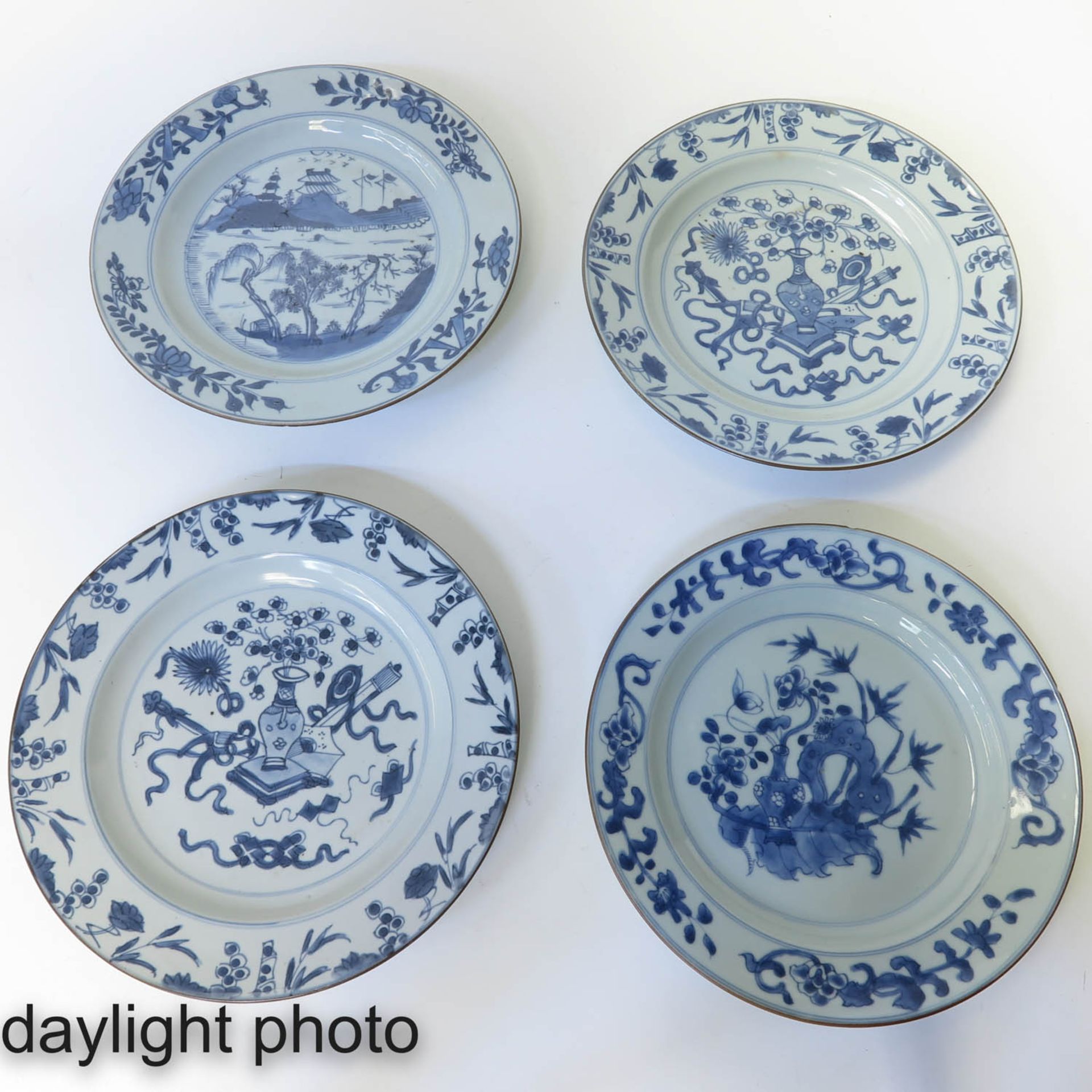 A Collection of 4 Blue and White Plates - Image 7 of 10