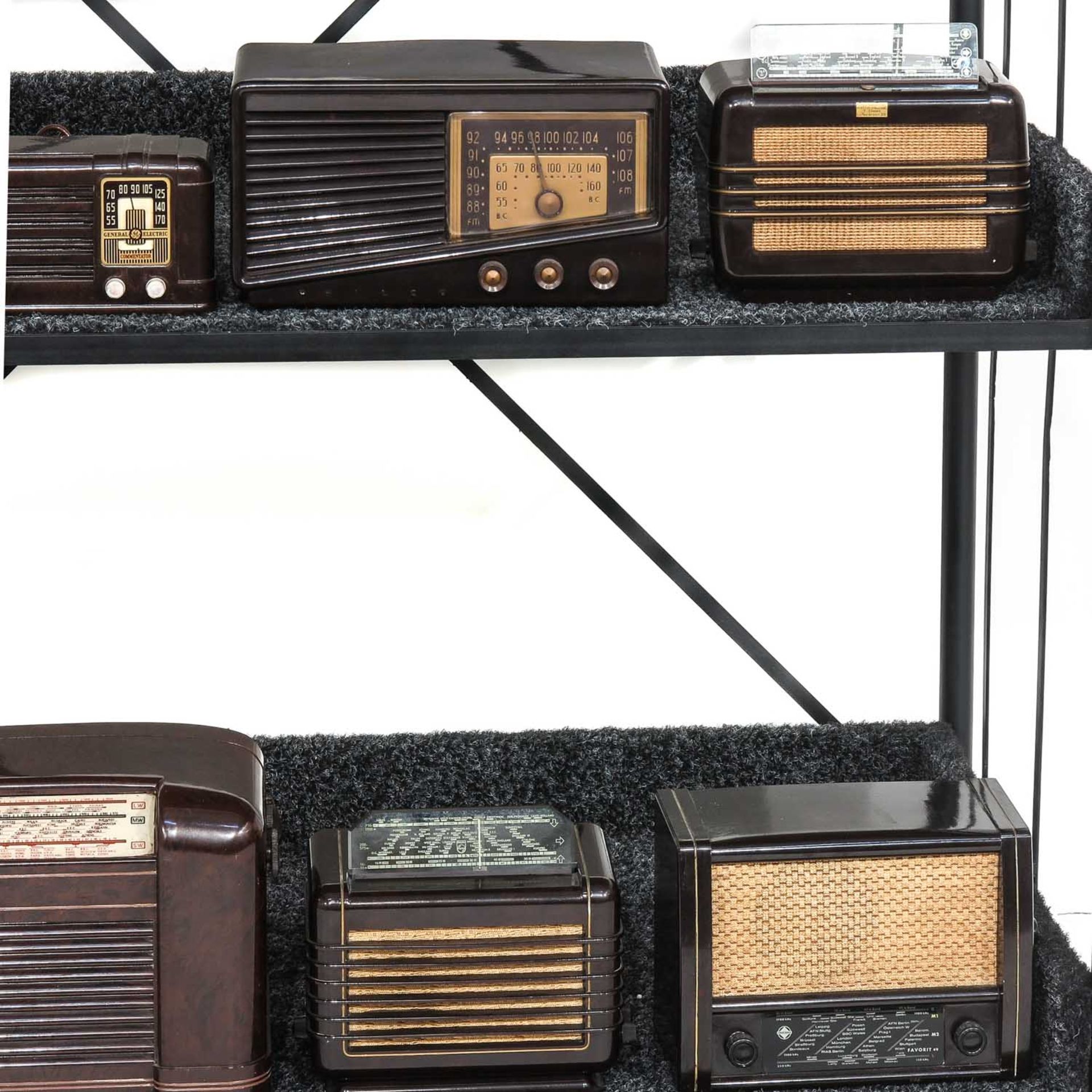 A Collection of 11 Vintage Radios - Image 4 of 6