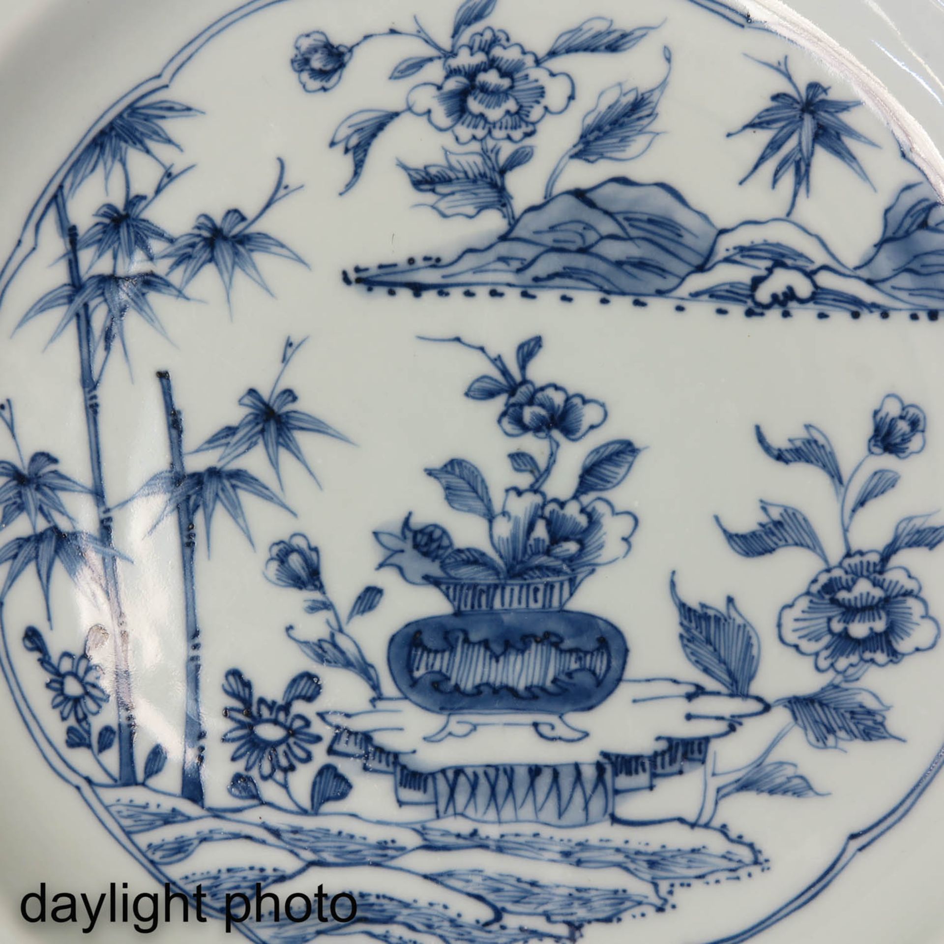 A Lot of 2 Blue and White Plates - Image 10 of 10