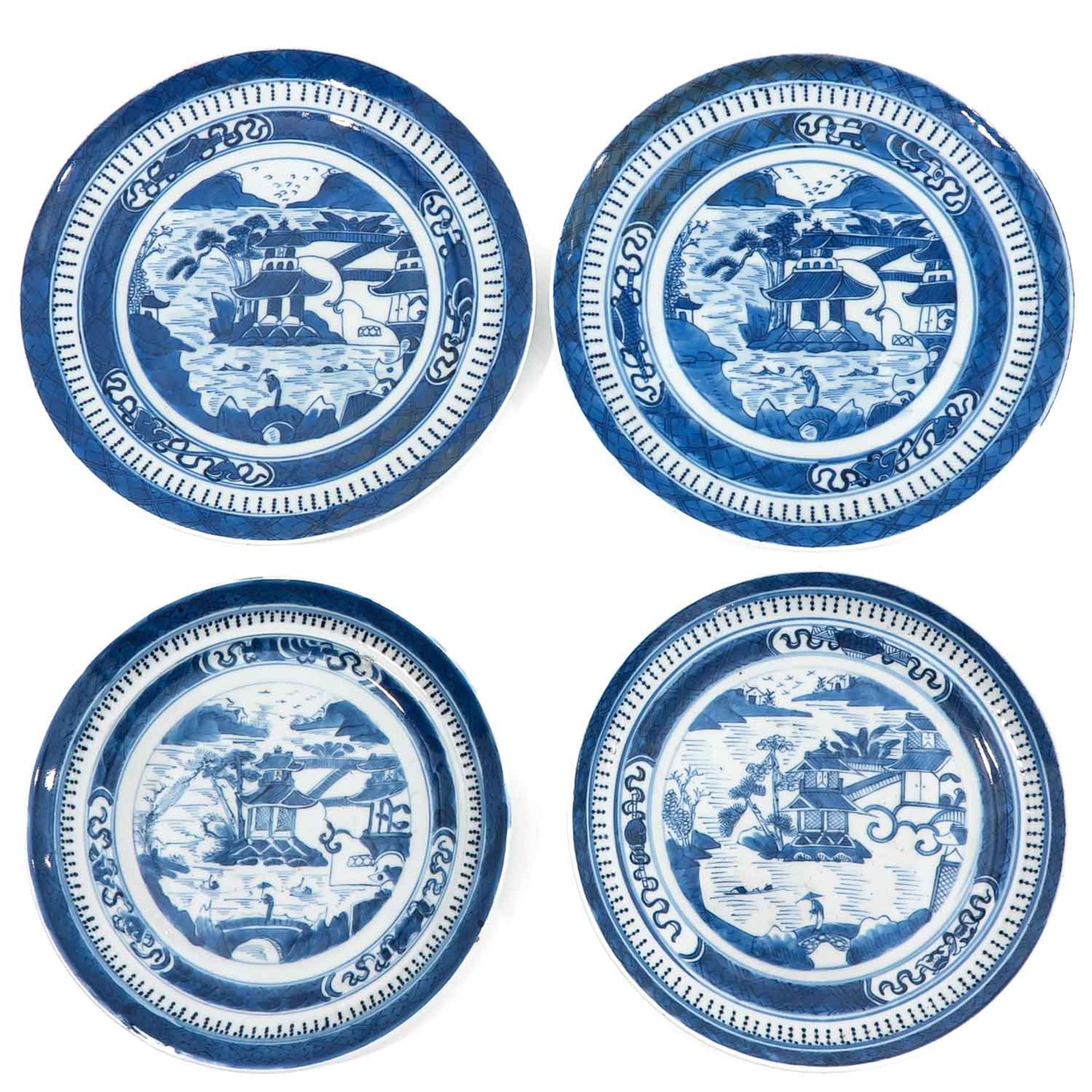 A Collection of 12 Blue and White Plates - Bild 5 aus 10