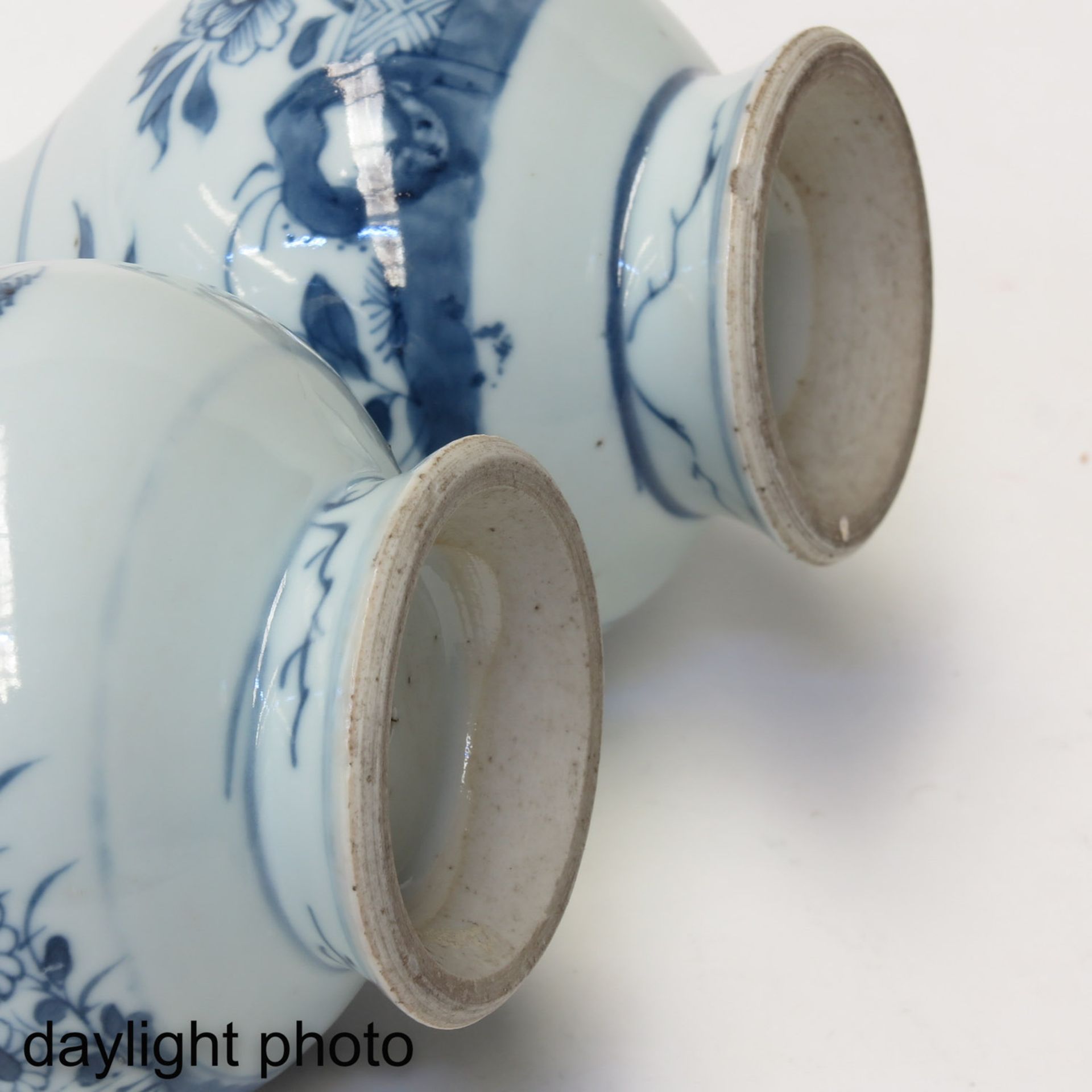 A Lot of 2 Blue and White Vases - Image 8 of 9