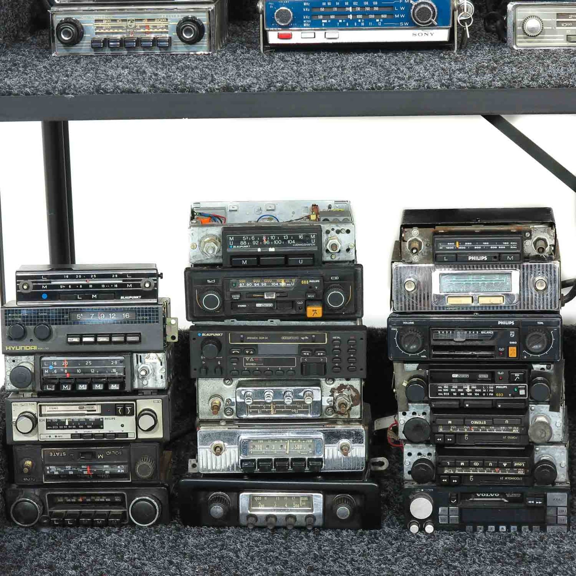 A Collection of Vintage Car Radios - Bild 5 aus 7