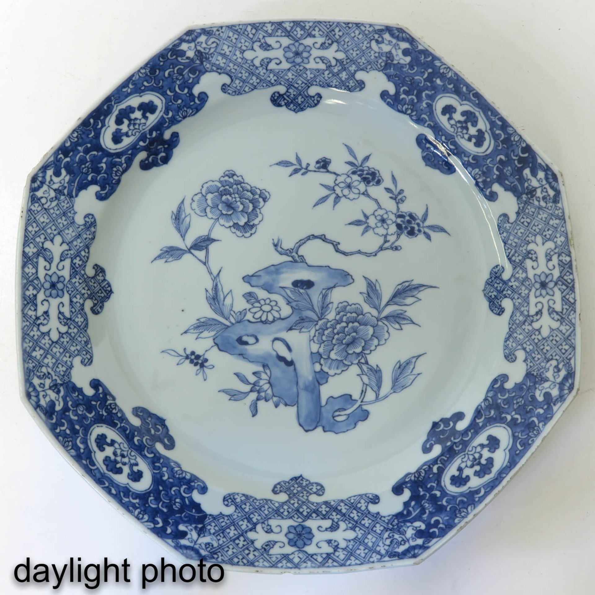 A Pair of Blue and White Sacred Fungus Plates - Image 7 of 9