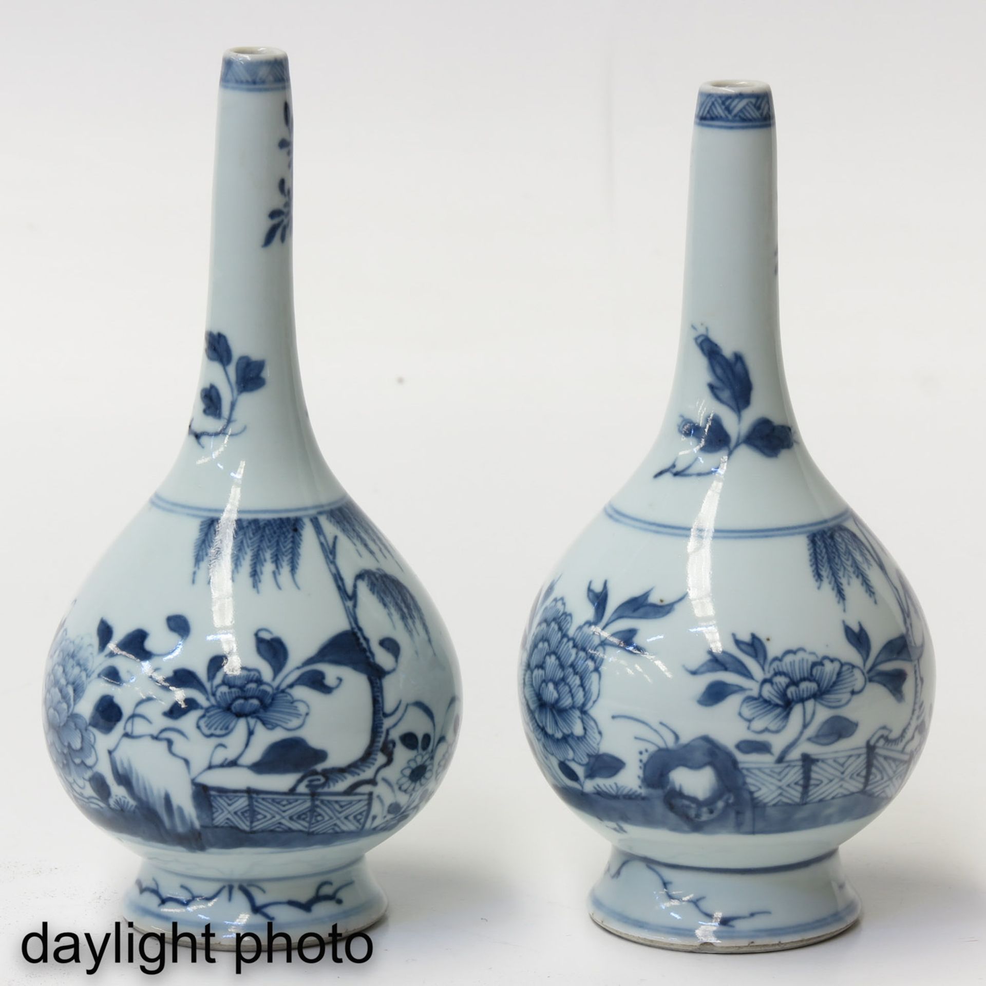 A Lot of 2 Blue and White Vases - Image 7 of 9