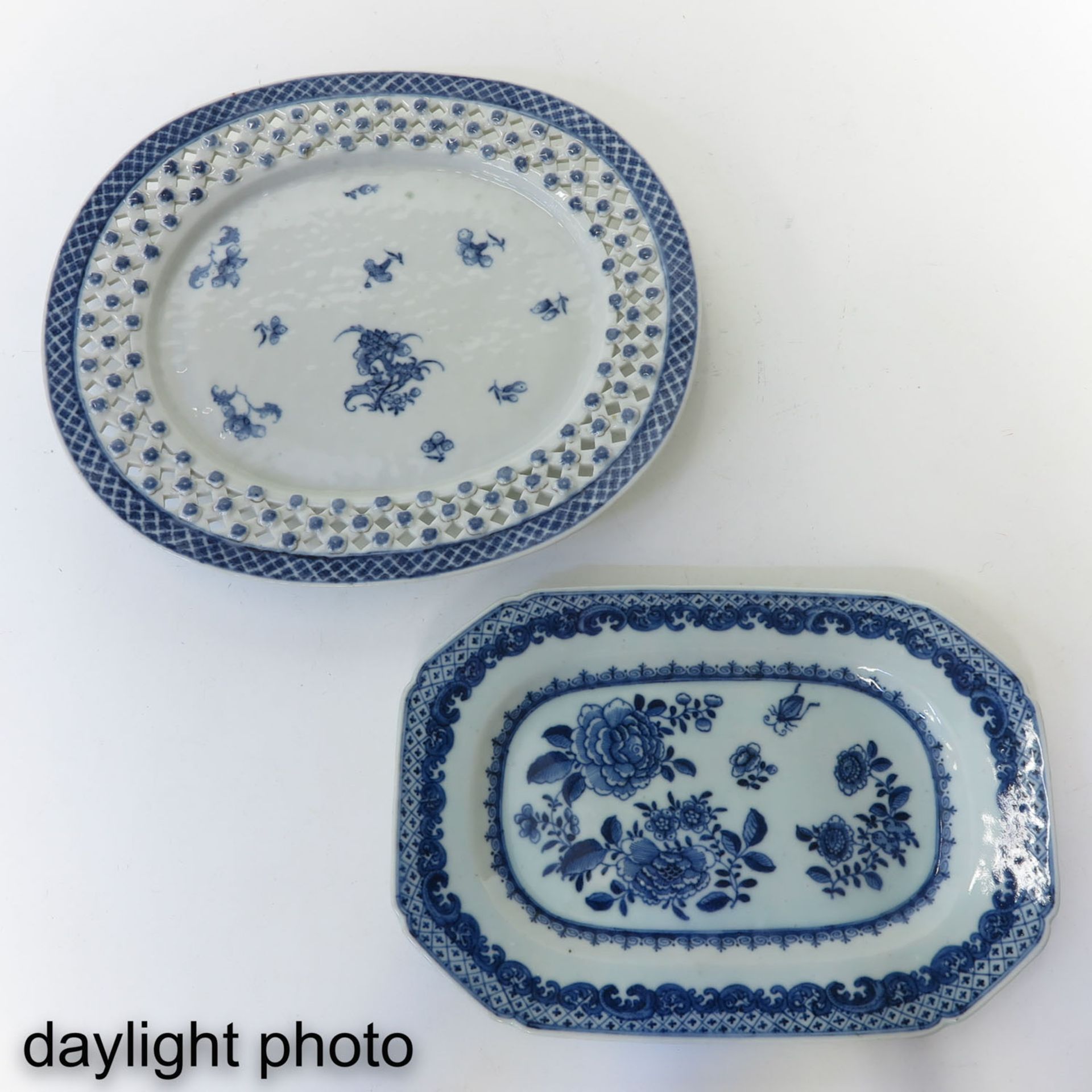 A Lot of 2 Blue and White Trays - Bild 7 aus 10