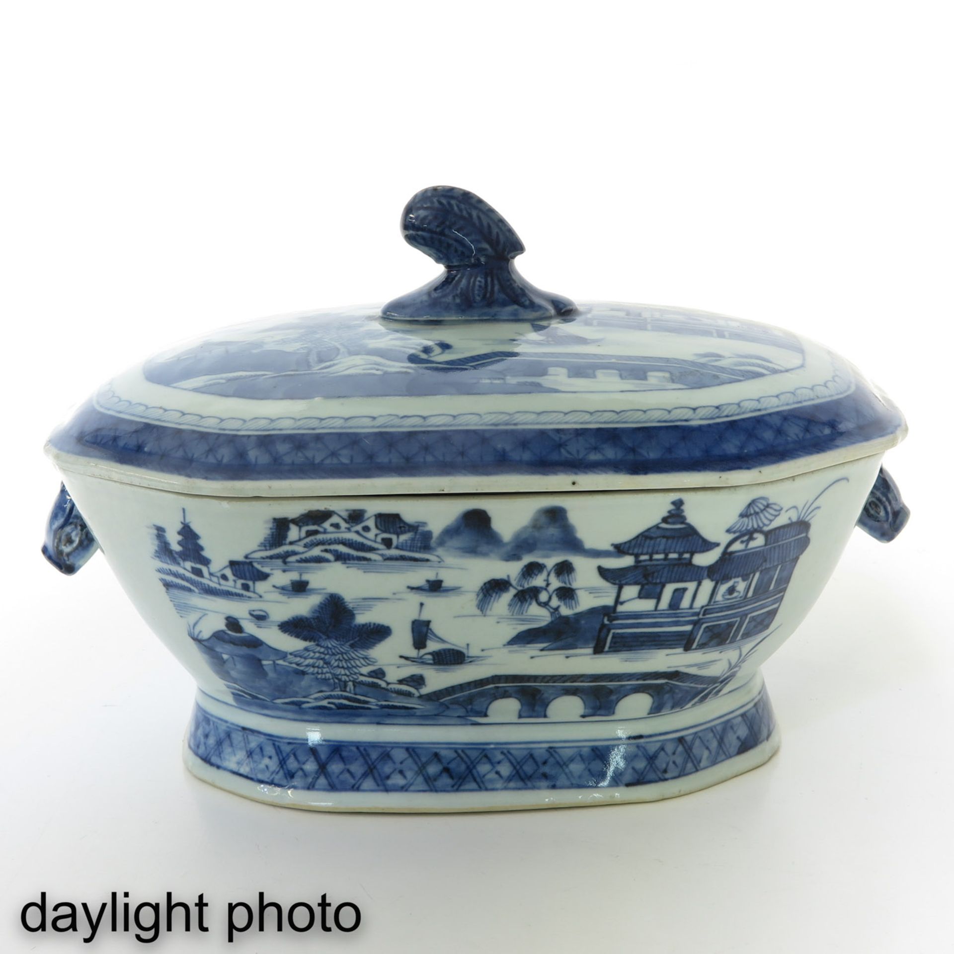 A Blue and White Tureen - Image 7 of 9