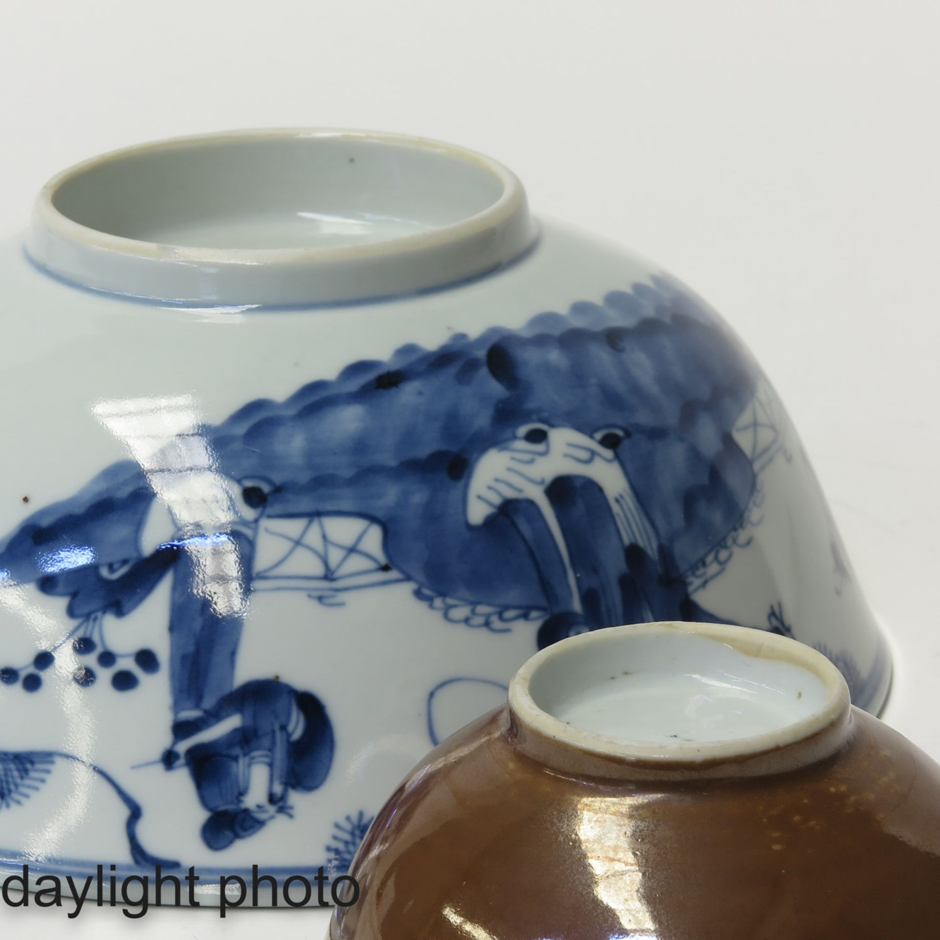 A Lot of 2 Blue and White Bowls - Image 8 of 9