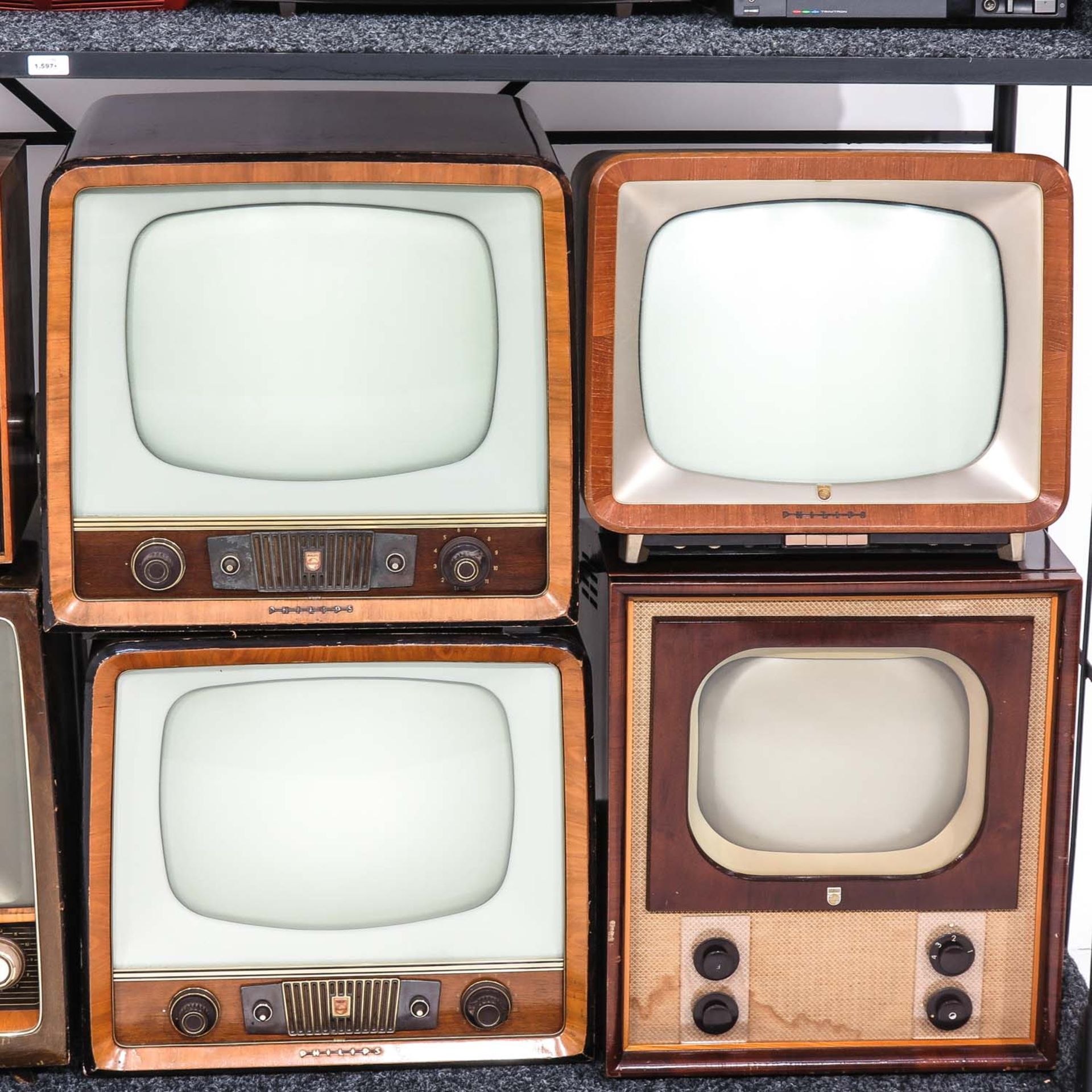 A Collection of 13 Vintage Televisions - Bild 4 aus 6