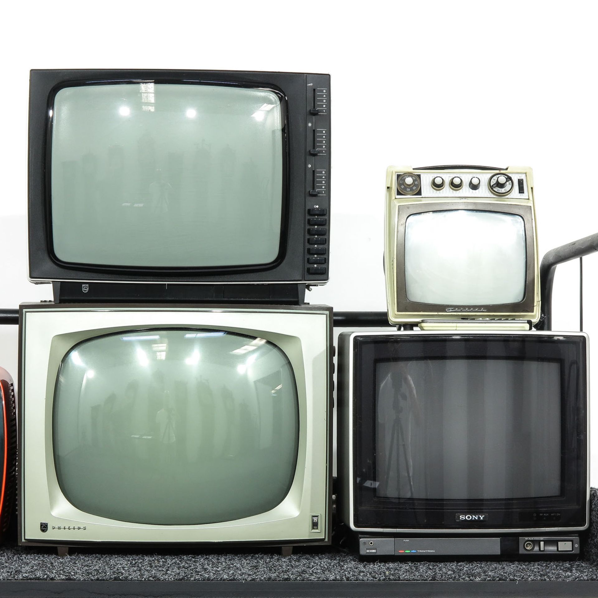 A Collection of 13 Vintage Televisions - Bild 3 aus 6