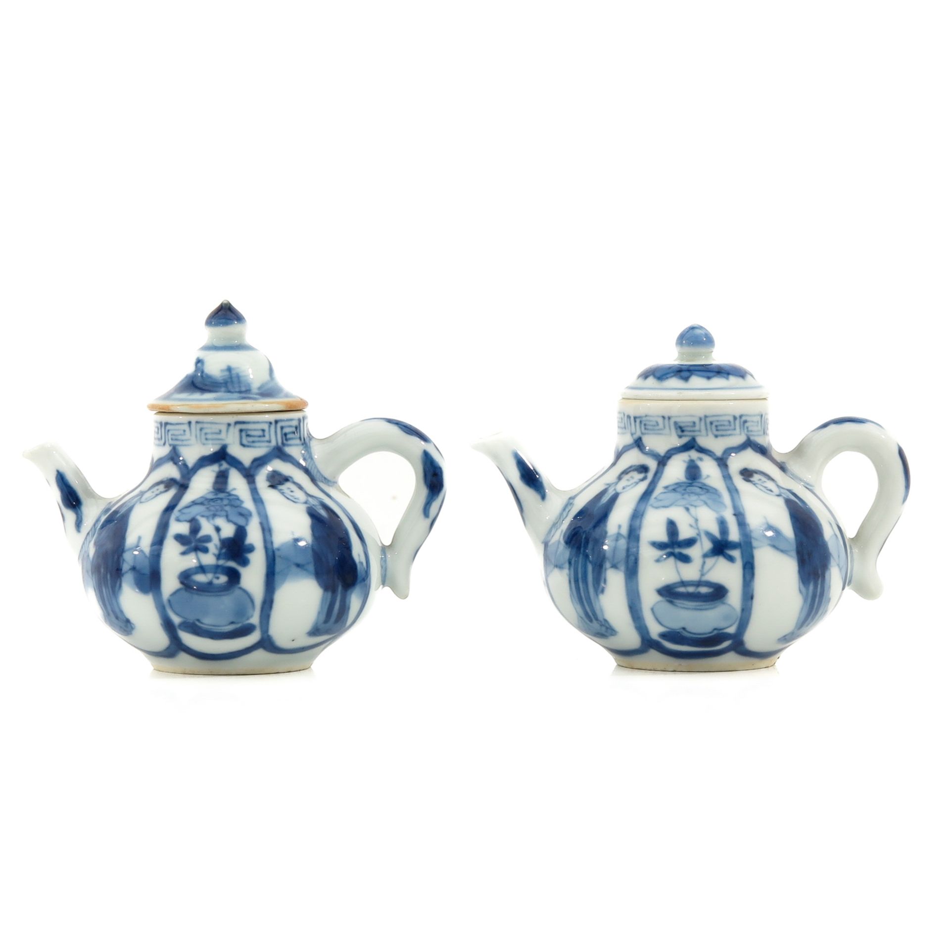 A Lot of 2 Small Blue and White Teapots