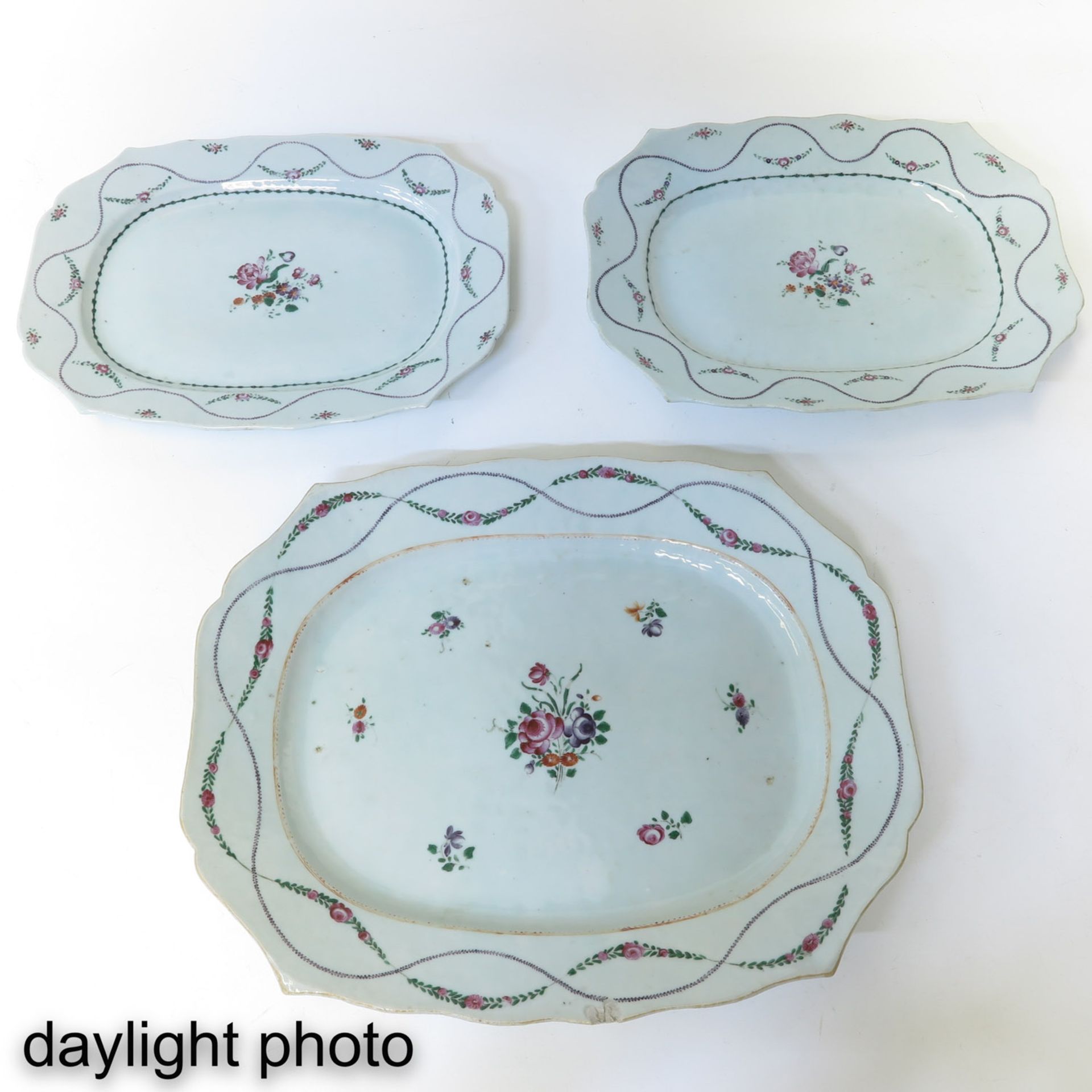 A Lot of 3 Famille Rose Serving Trays - Bild 9 aus 10