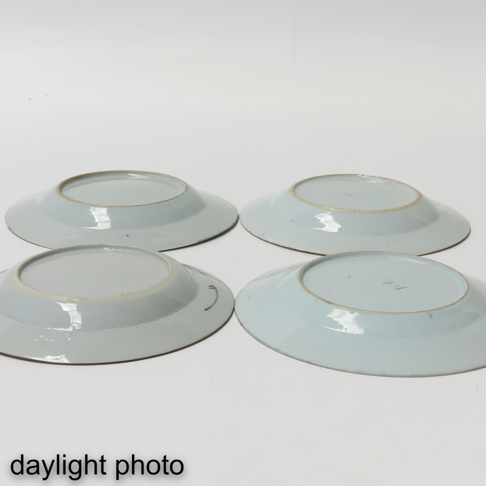 A Collection of 4 Blue and White Plates - Image 8 of 10