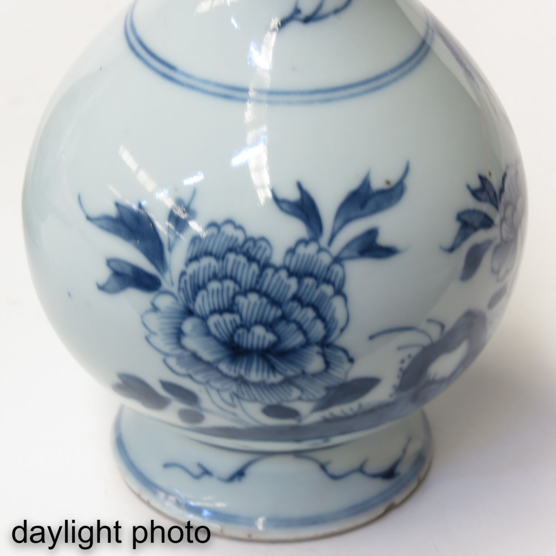 A Lot of 2 Blue and White Vases - Image 9 of 9