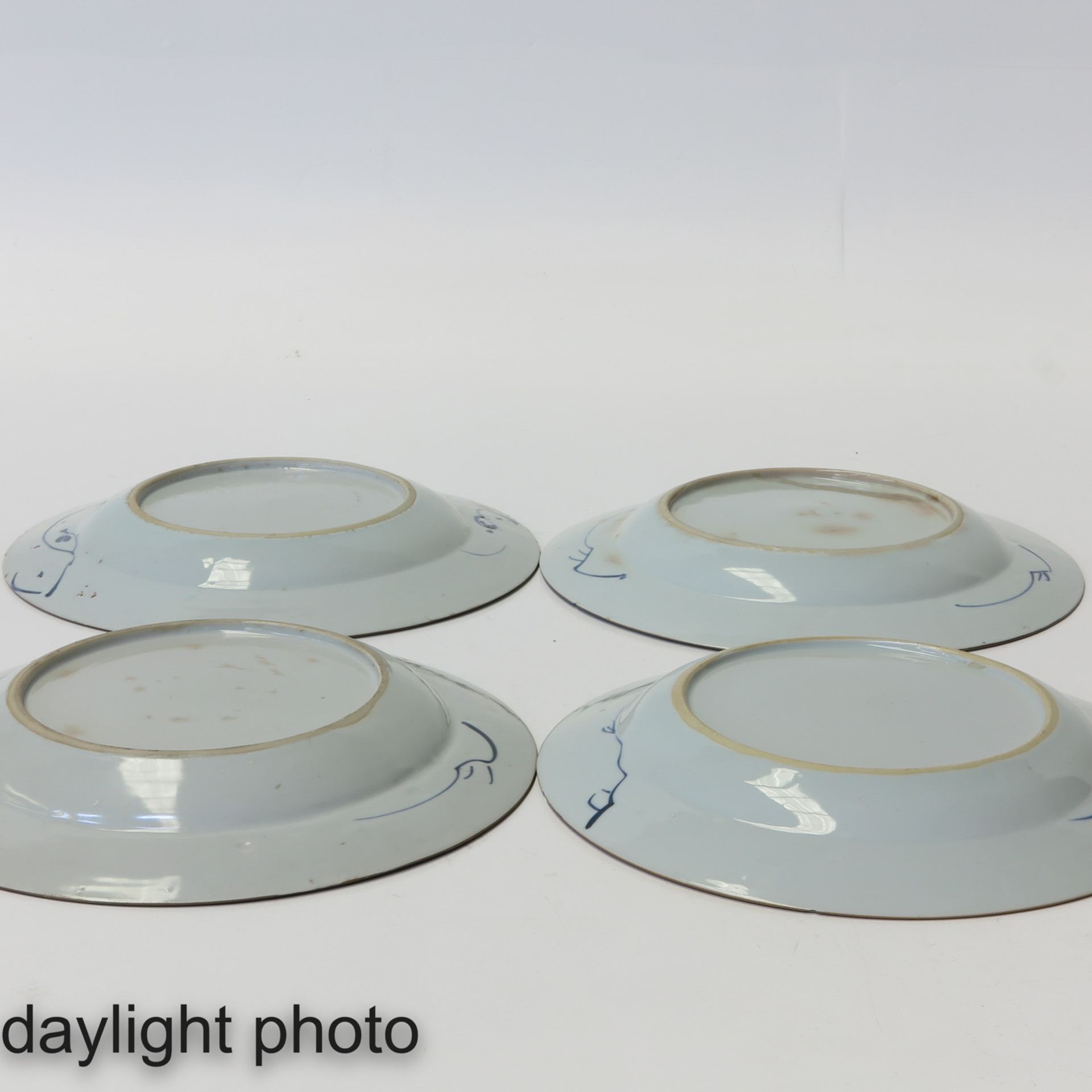 A Collection of 4 Blue and White Plates - Bild 8 aus 10
