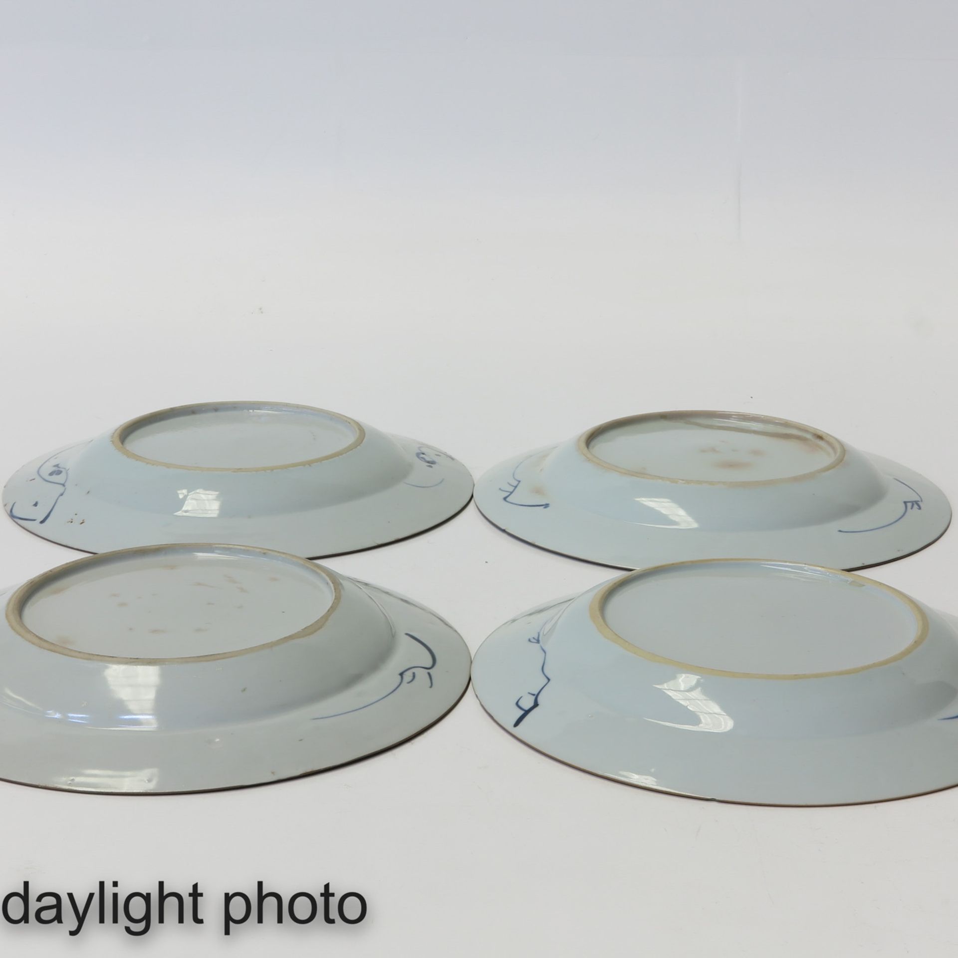 A Collection of 4 Blue and White Plates - Image 8 of 10