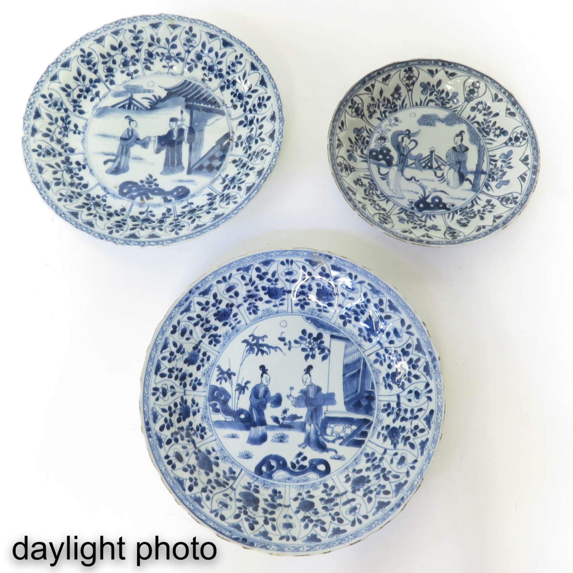 A Collection of 3 Blue and White Plates - Image 9 of 10