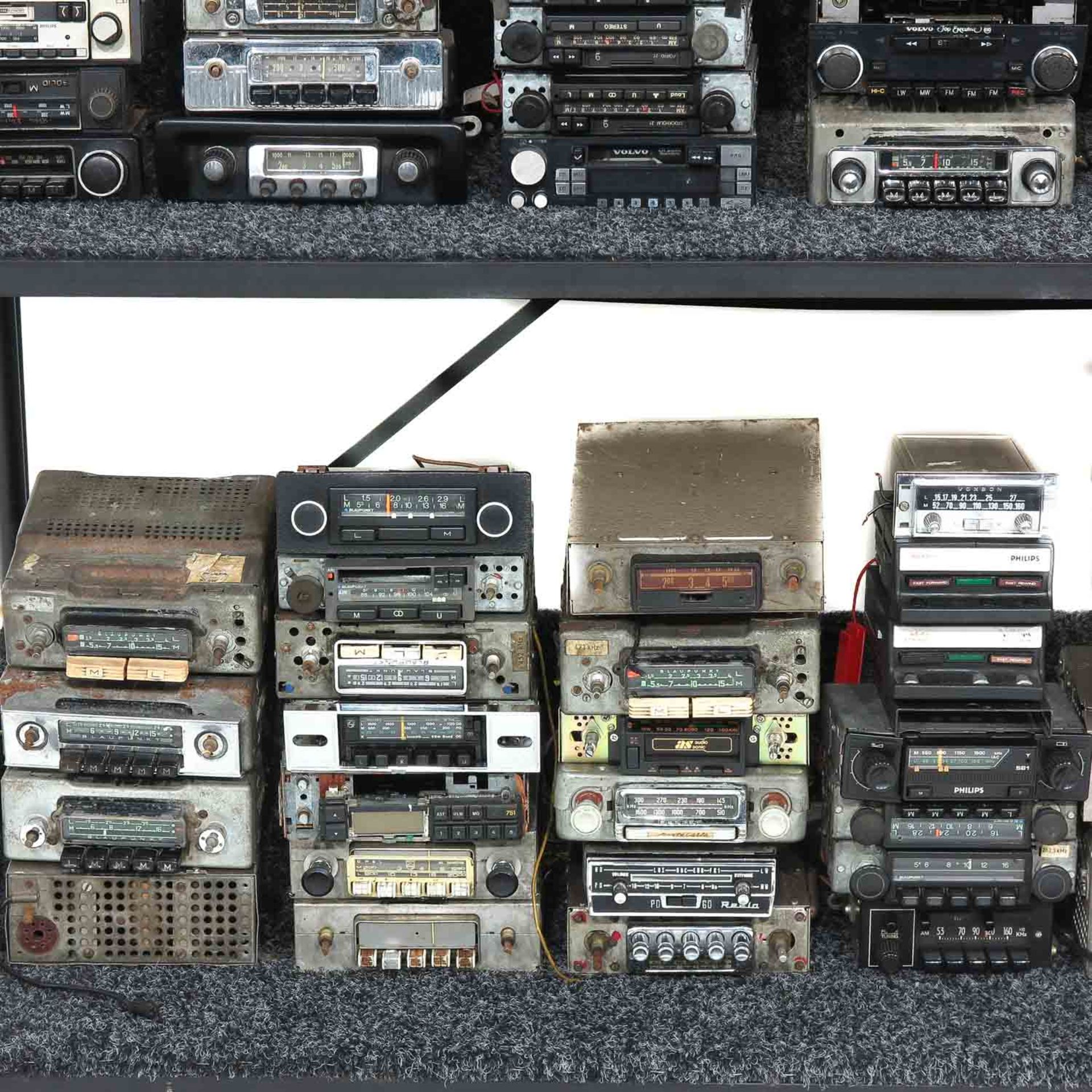 A Collection of Vintage Car Radios - Bild 6 aus 7