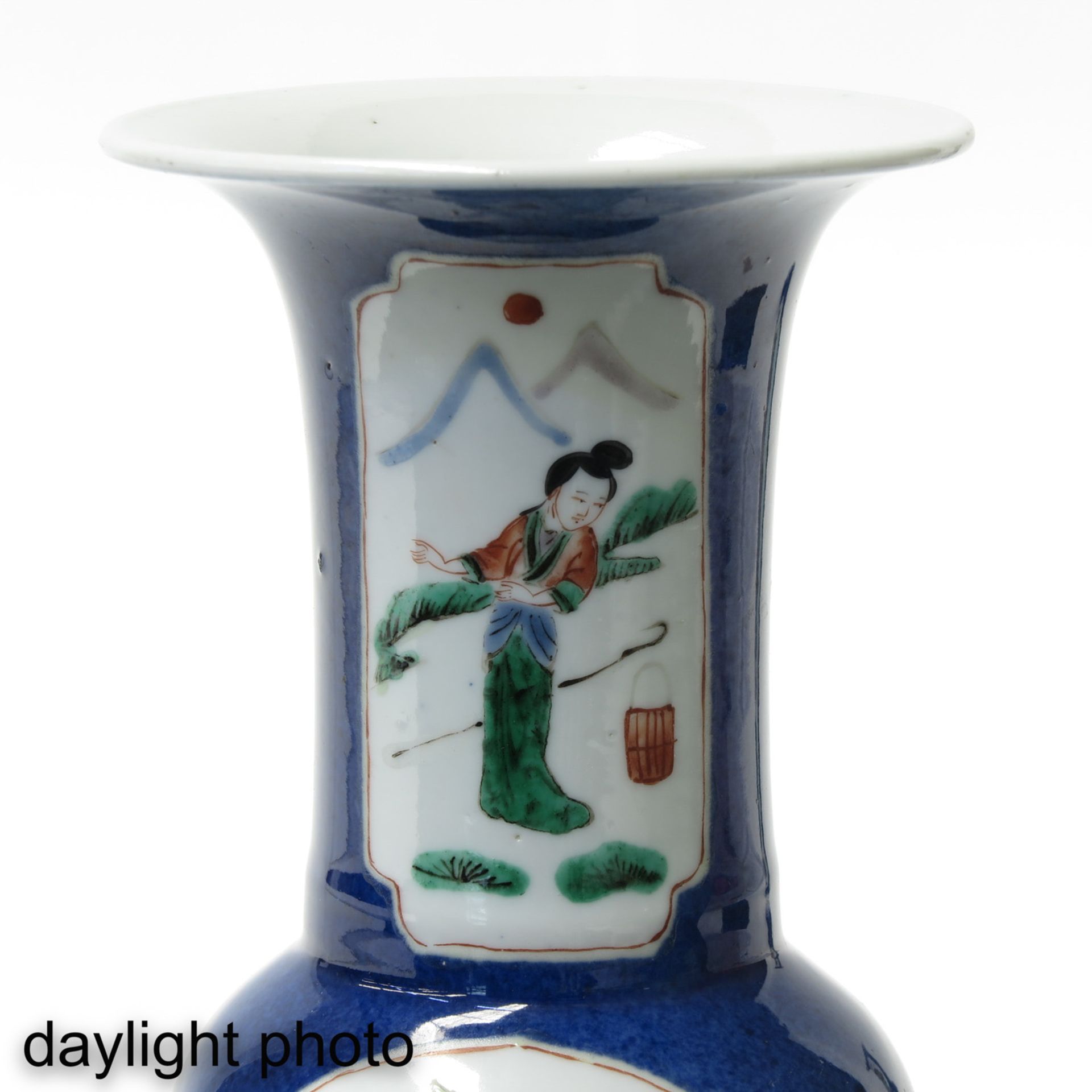 A Pair of Powder Blue Famille Verte Vases - Image 10 of 10