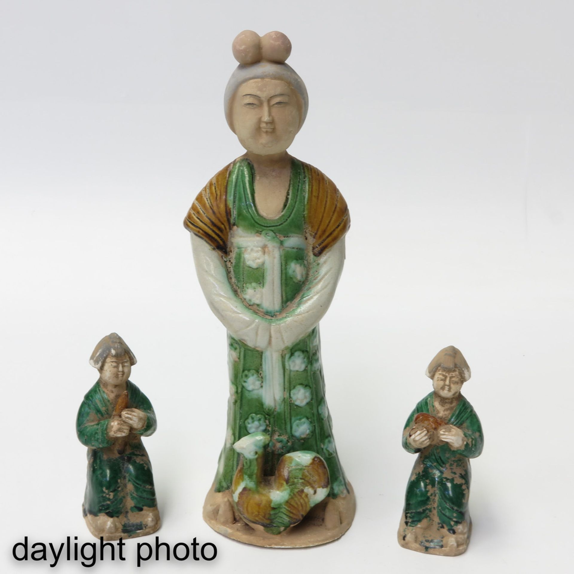 A Collection of 3 Chinese Sculptures - Bild 7 aus 10