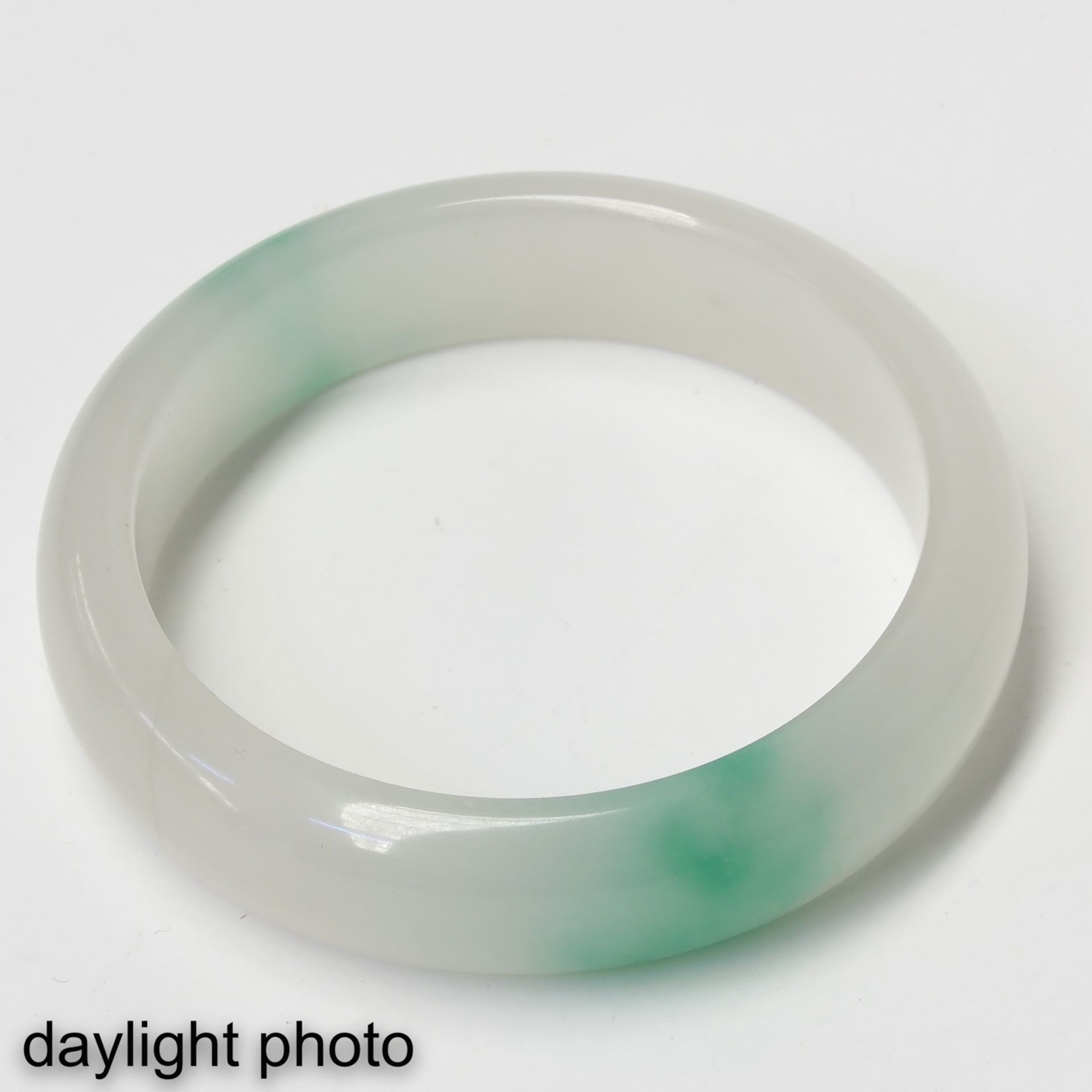 A Collection of 6 Jadeite Bracelets - Image 6 of 10