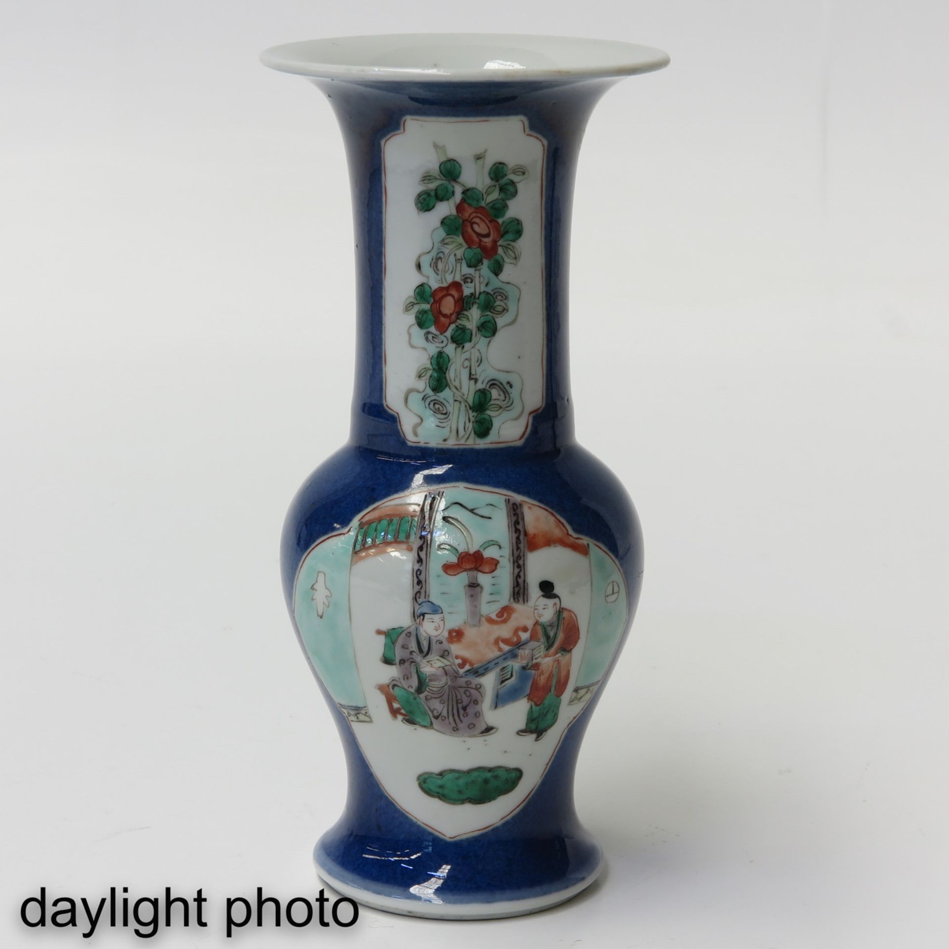 A Pair of Powder Blue Famille Verte Vases - Bild 7 aus 10