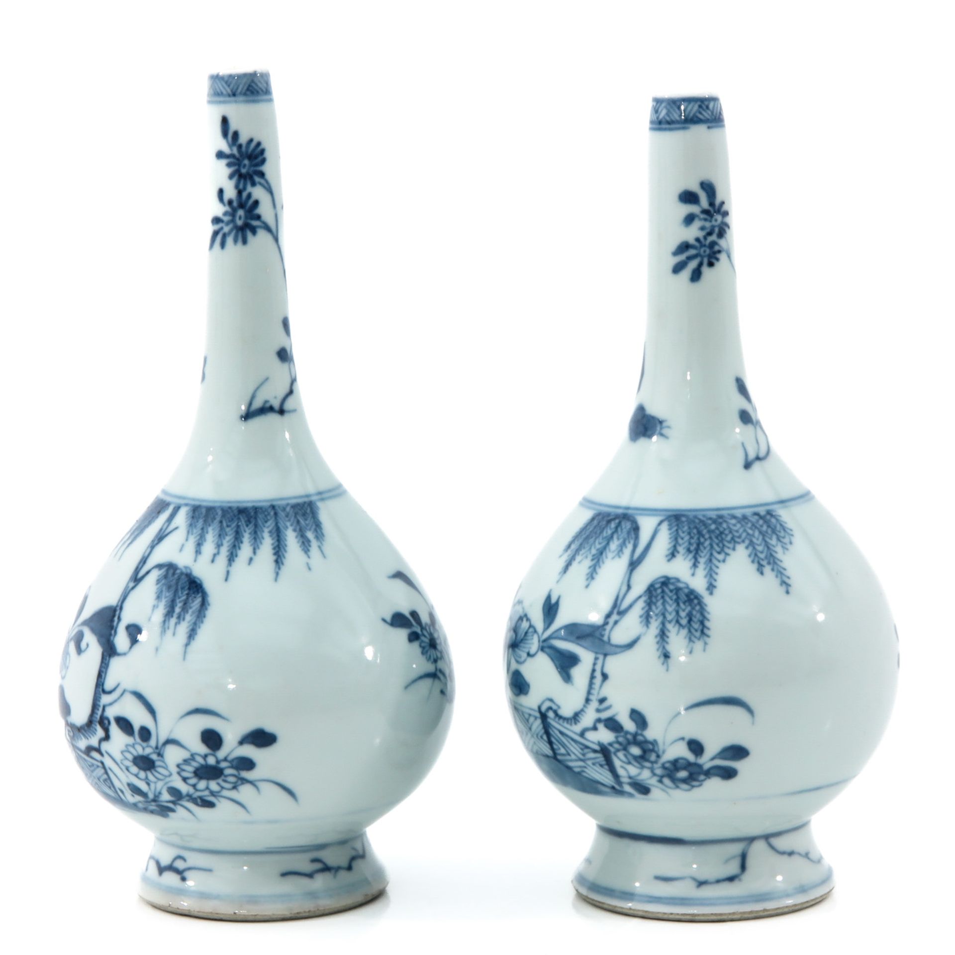 A Lot of 2 Blue and White Vases - Image 2 of 9