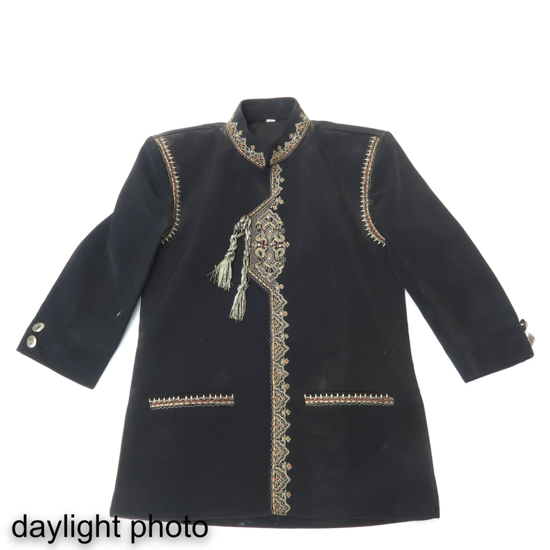 A Childrens Ceremonial Jacket - Bild 7 aus 10