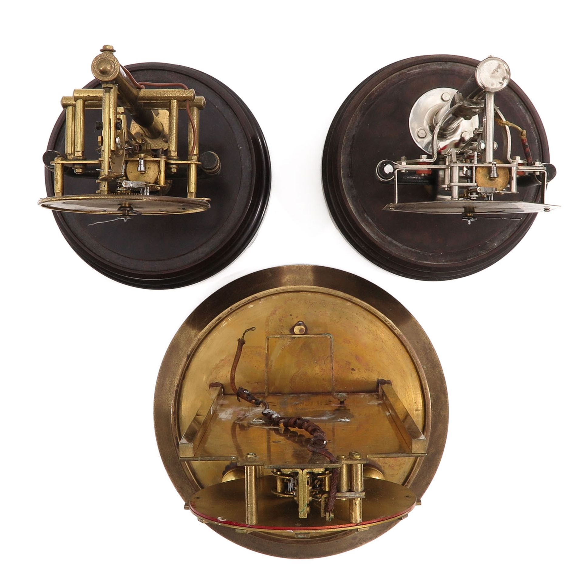 A Collection of 3 Electric Clocks under Glass Domes - Bild 5 aus 8