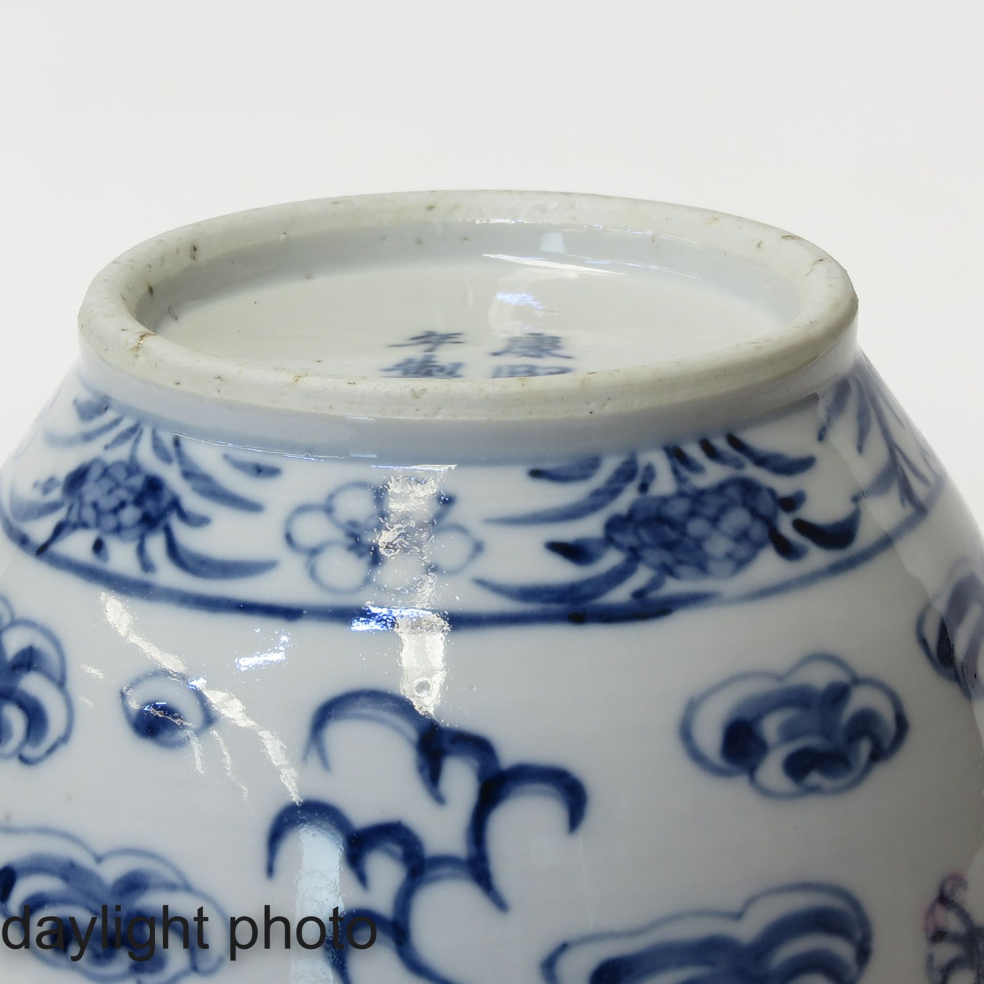 A BLue and White Bottle Vase - Bild 8 aus 10