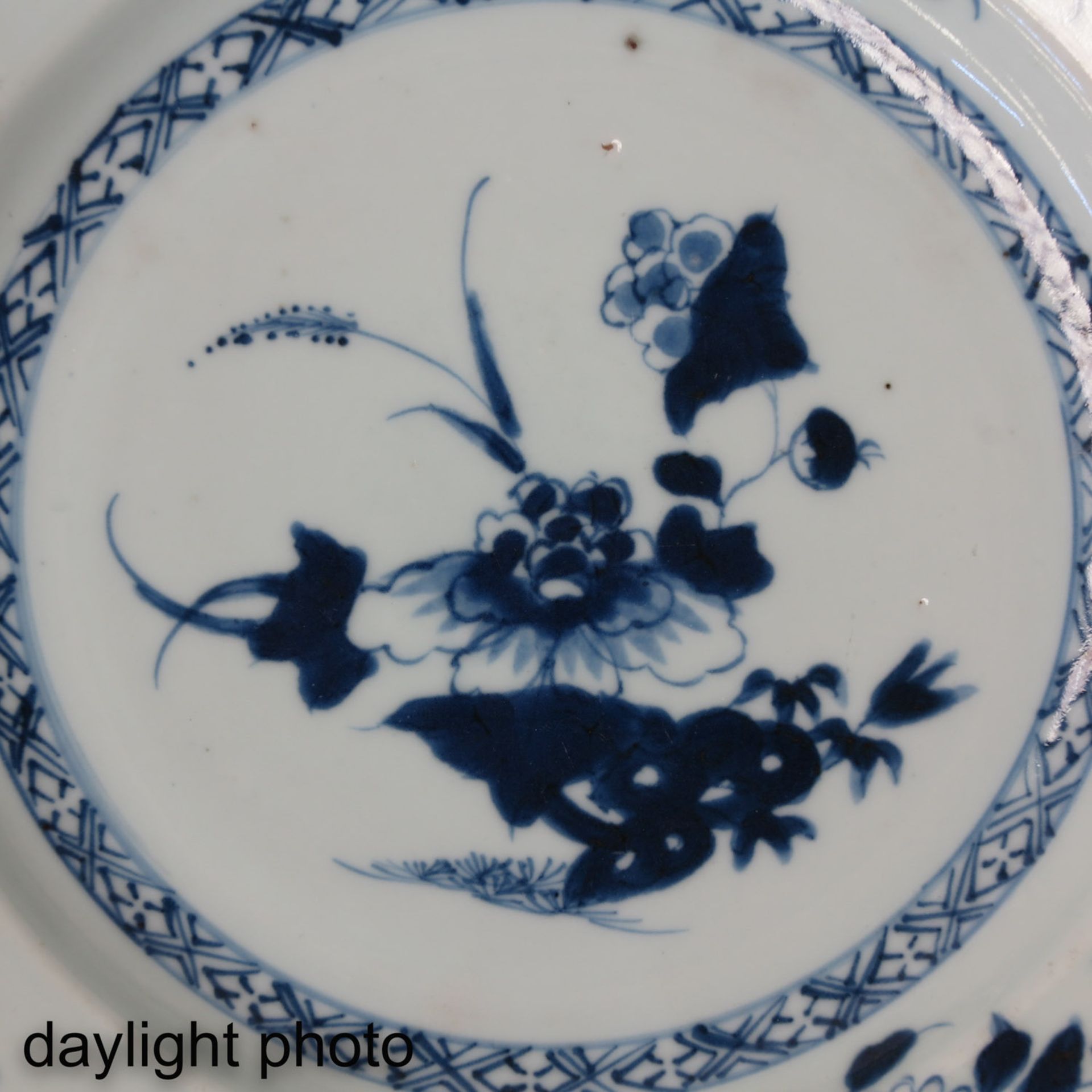 A Collection of 4 Blue and White Plates - Image 9 of 10