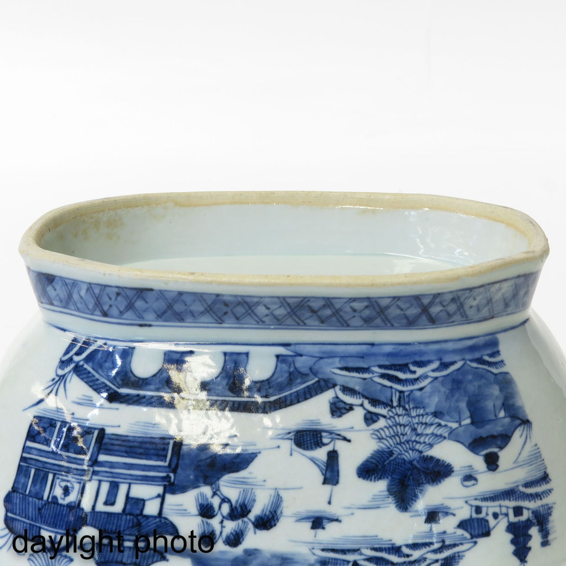 A Blue and White Tureen - Image 8 of 9