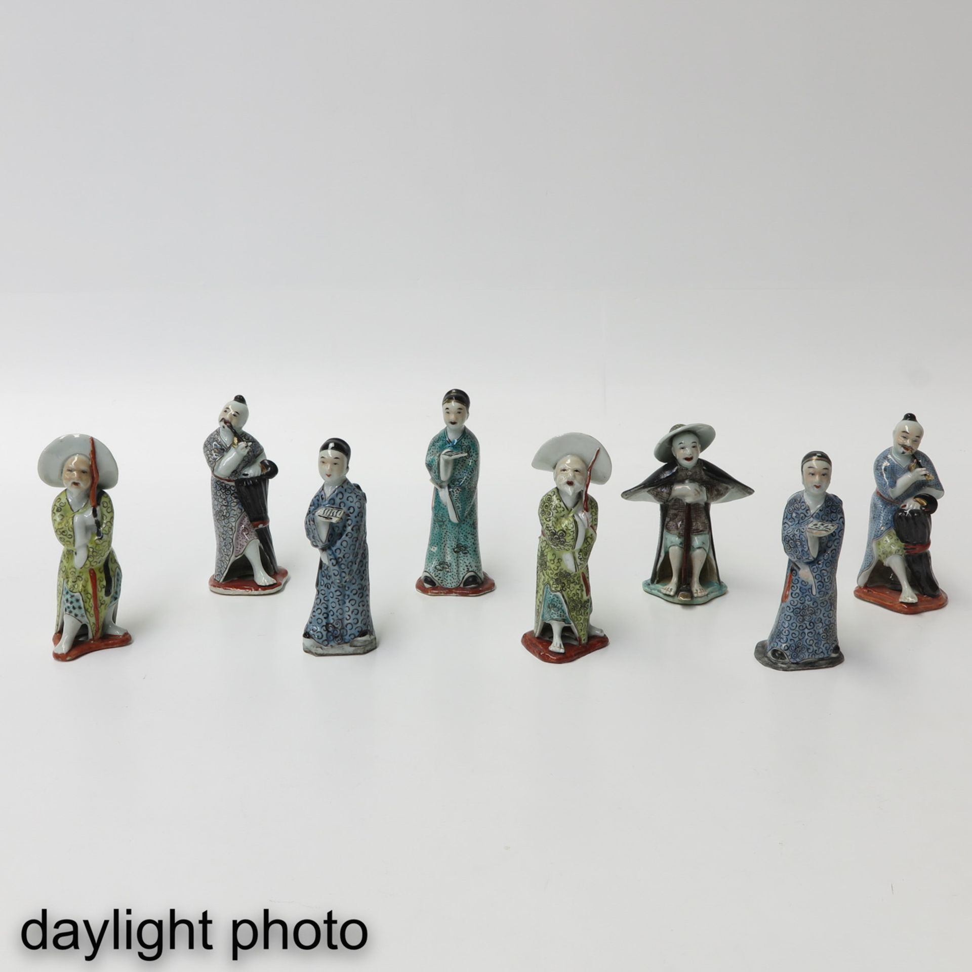 A Collection of 8 Chinese Sculptures - Bild 7 aus 10