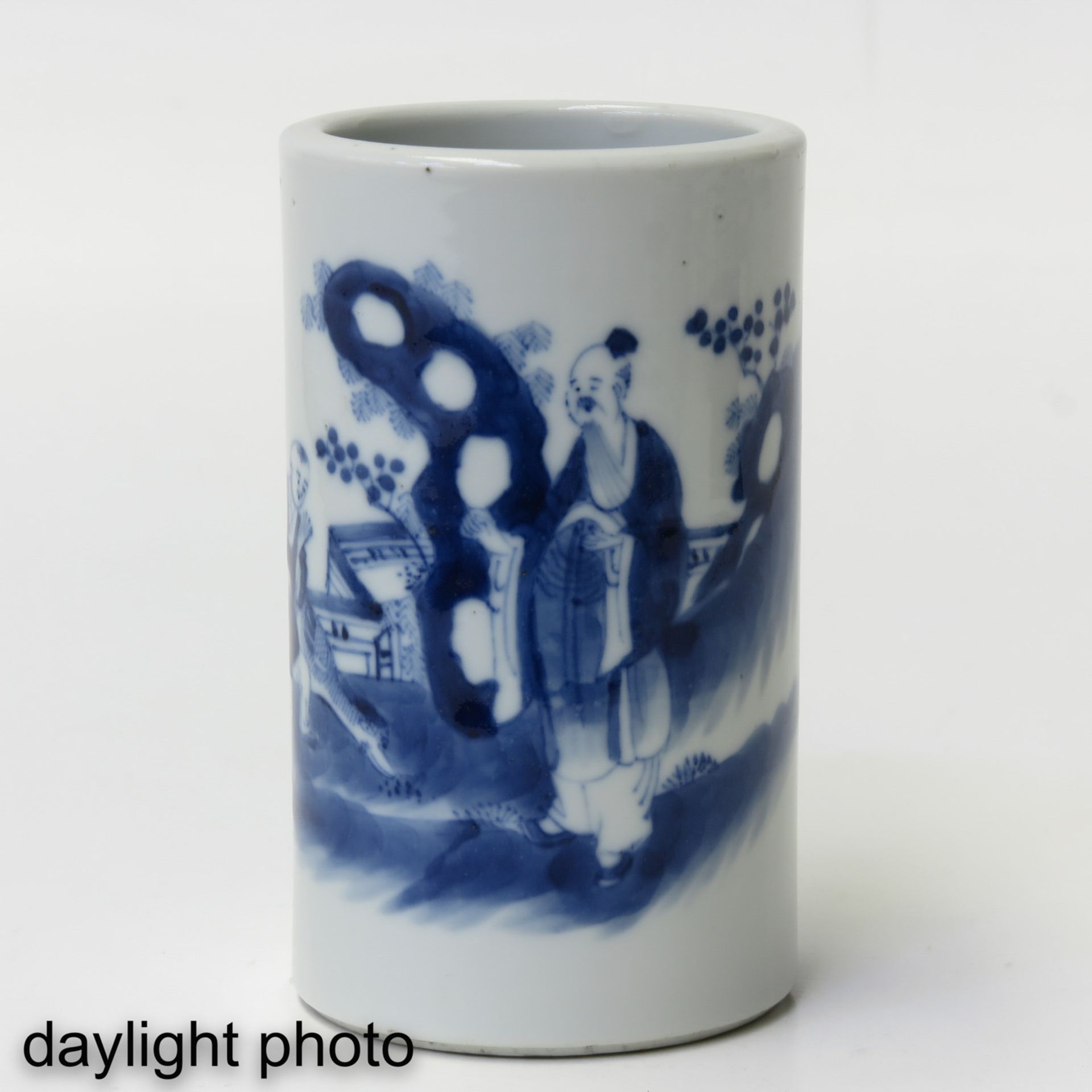 A Small Blue and White Brush Pot - Image 7 of 9