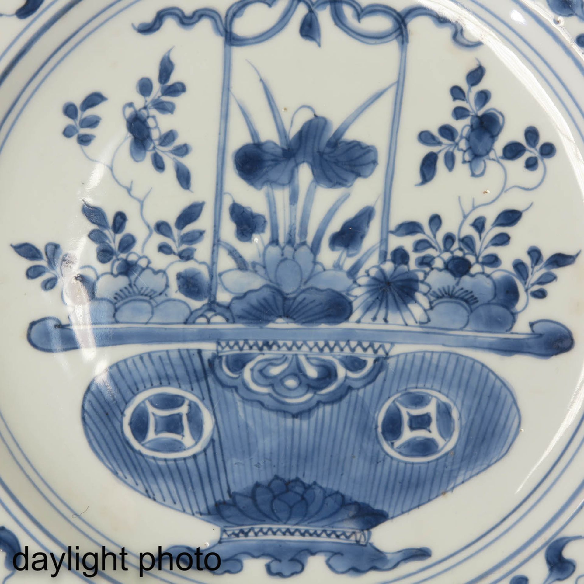 A Lot of 2 Blue and White Plates - Image 9 of 10