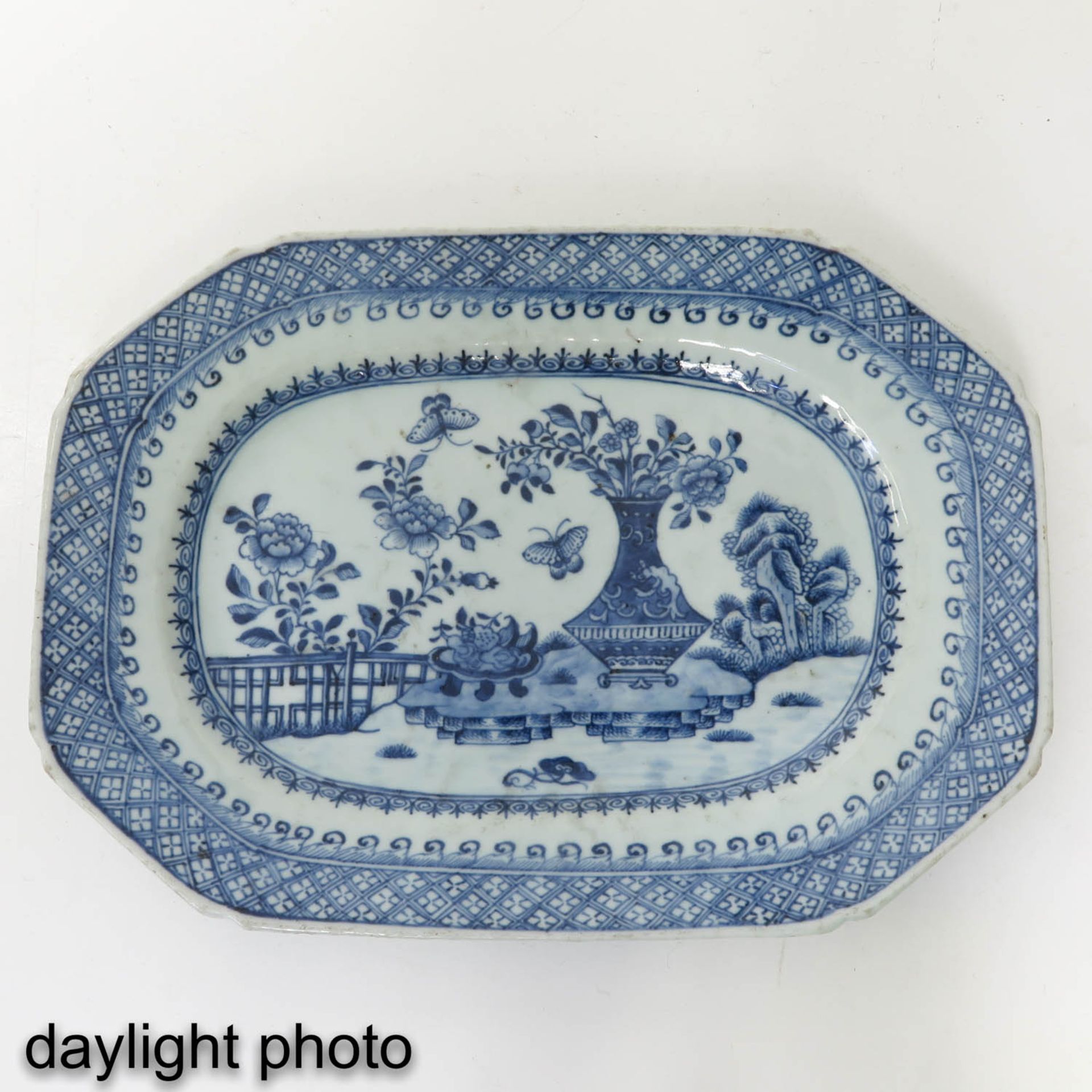 A Pair of Blue and White Serving Trays - Bild 7 aus 9