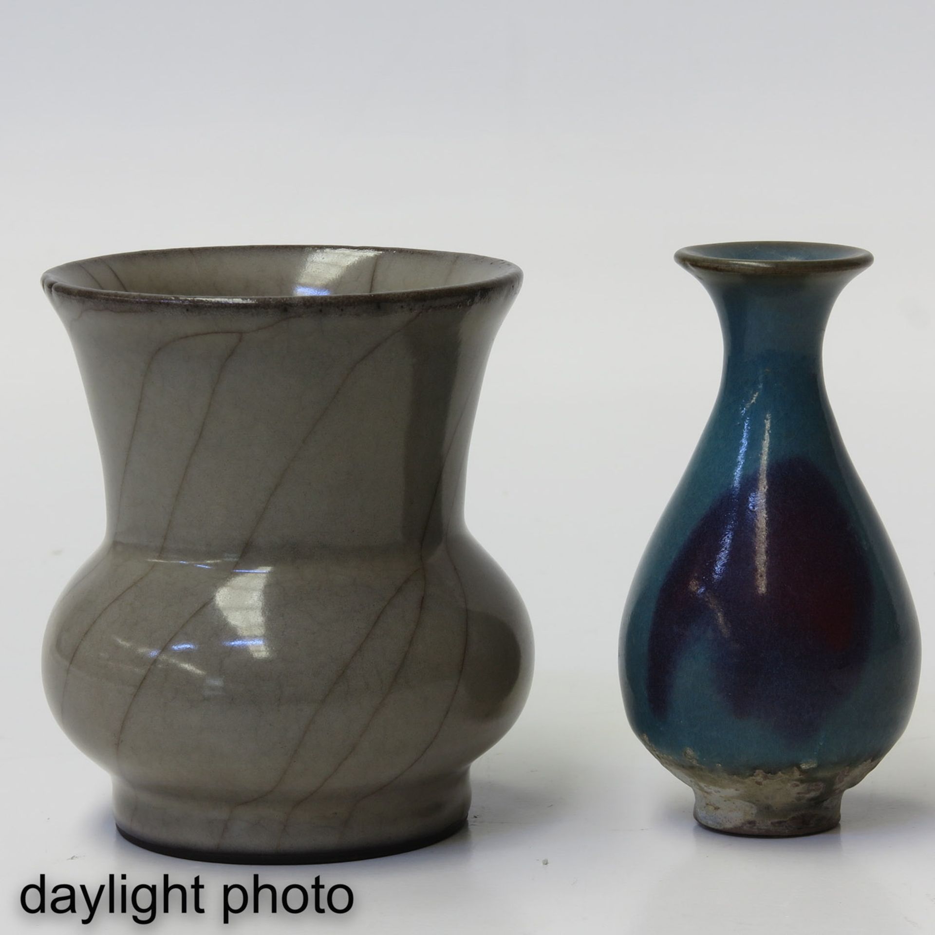 A Lot of 2 Small Vases - Image 7 of 10