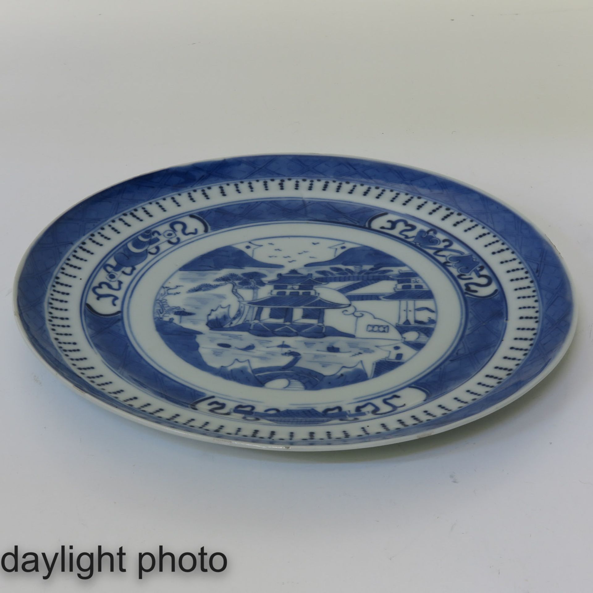 A Collection of 12 Blue and White Plates - Bild 9 aus 10