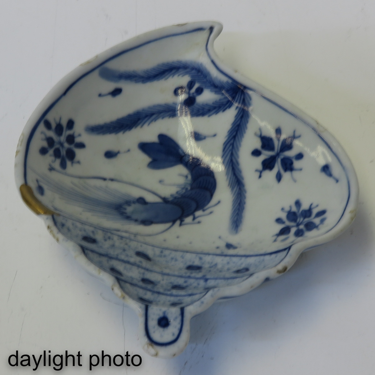 A Blue and White Serving Dish - Image 3 of 5