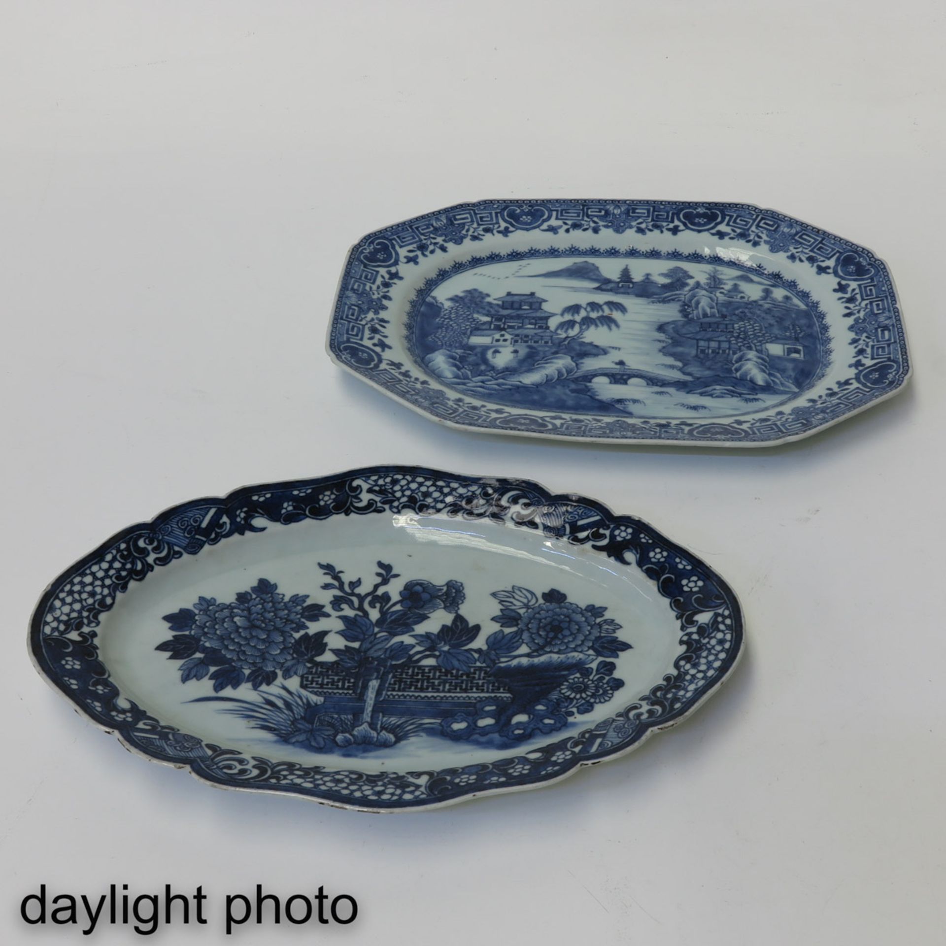 A Lot of 2 Blue and White Serving Trays - Image 7 of 10