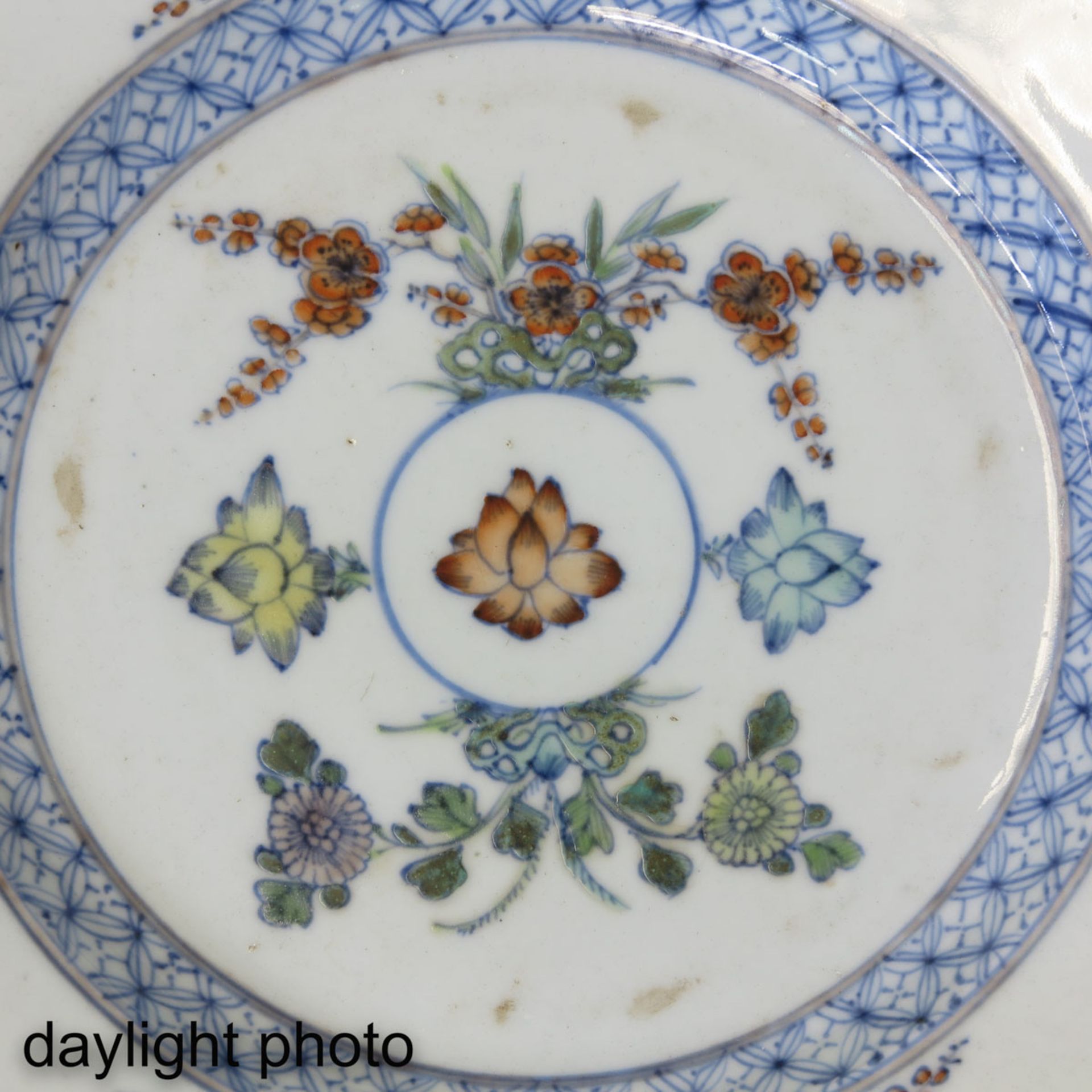 A Pair of Doucai Plates - Image 9 of 9