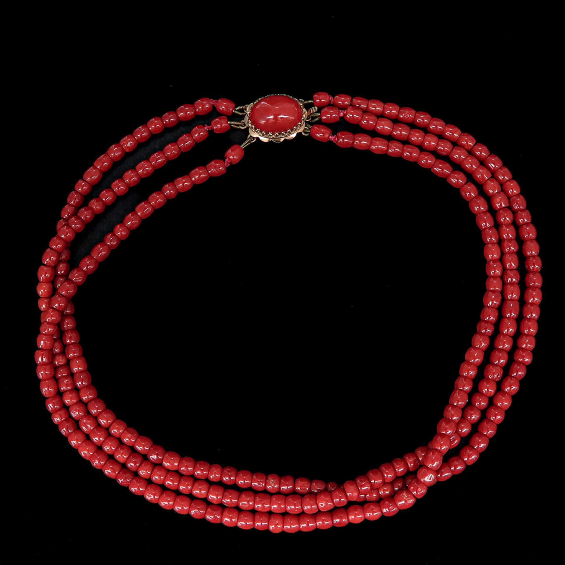 A Collection of Red Coral Jewelry - Bild 4 aus 6