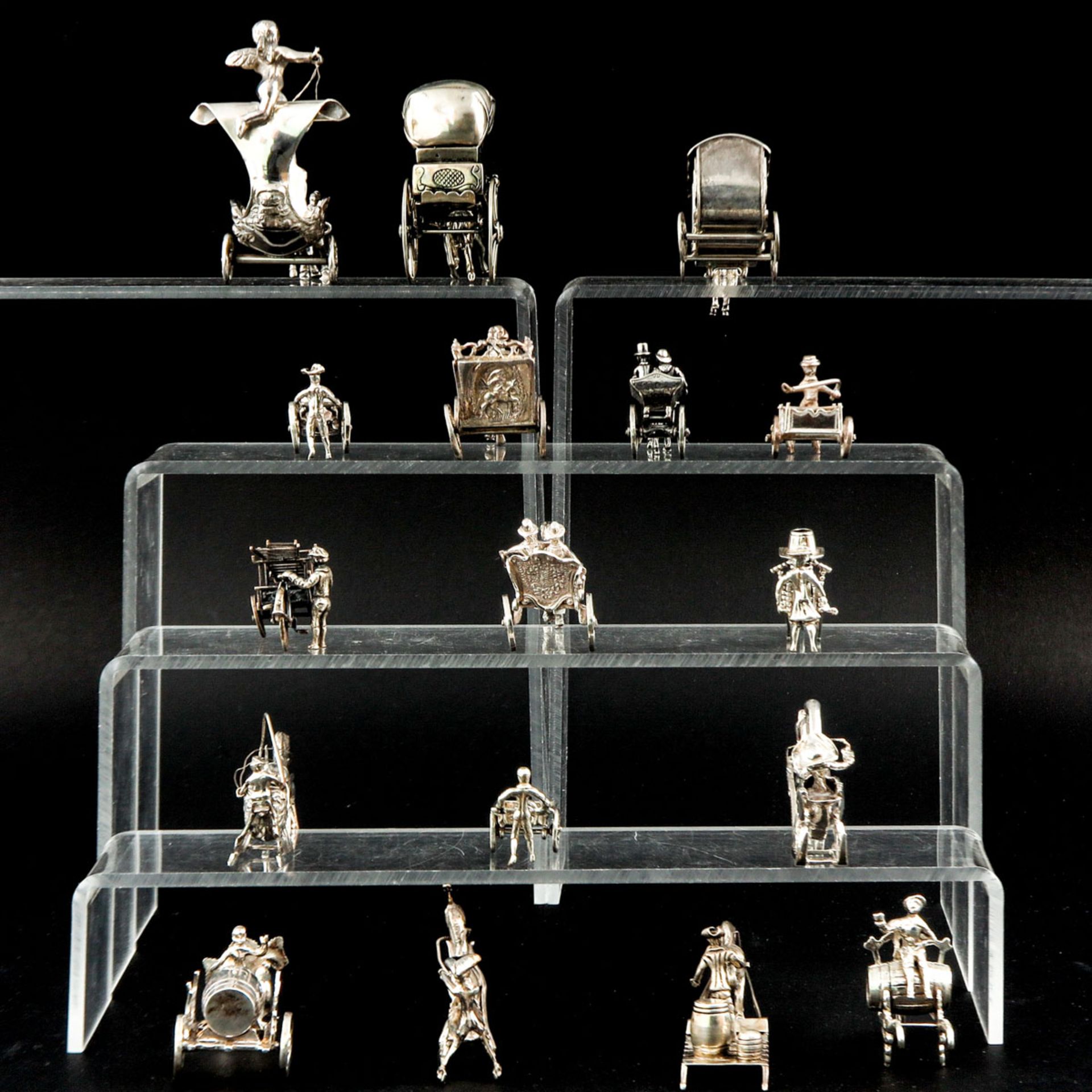 A Collection of 17 Pieces of Miniature Silver - Bild 2 aus 10