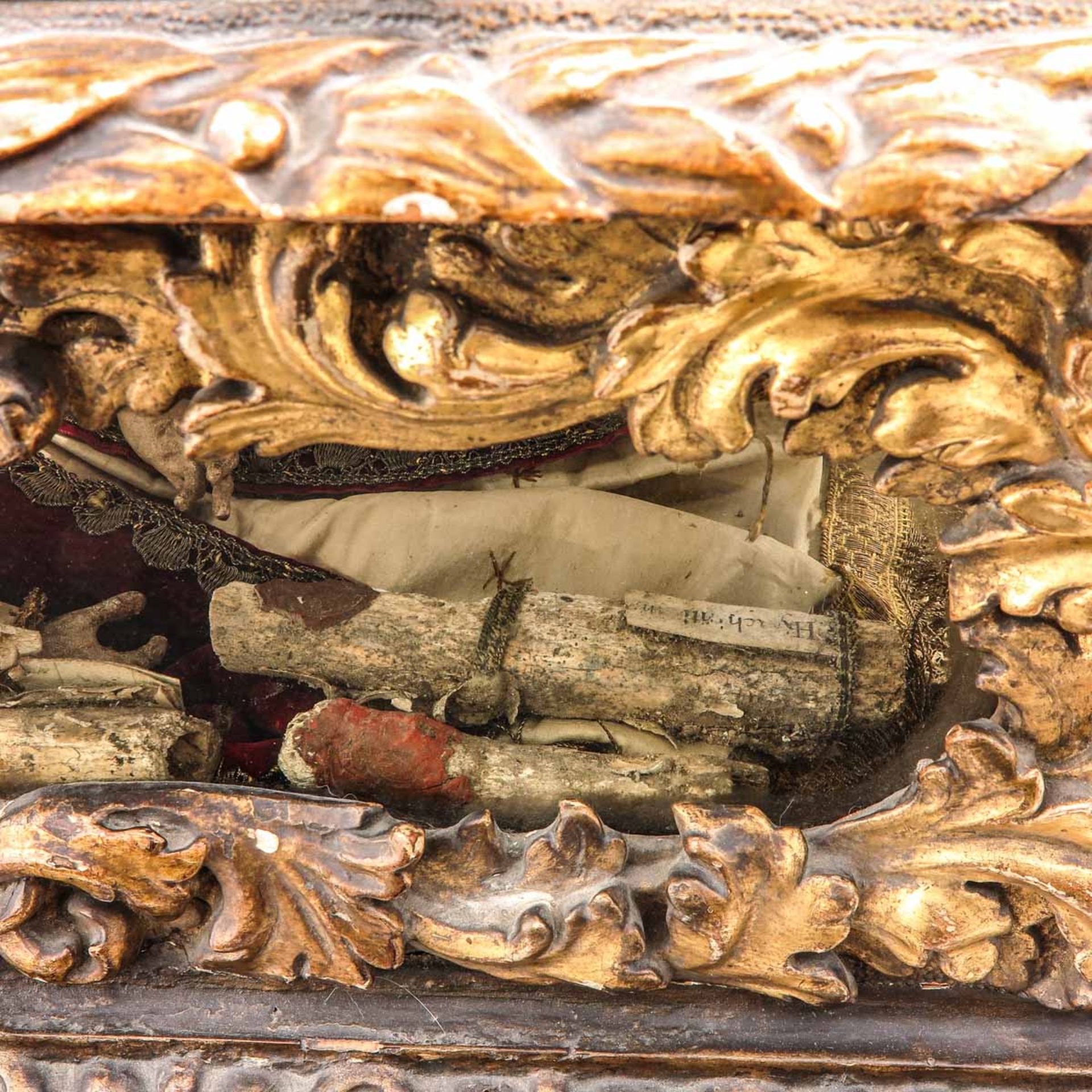 A Beautiful 18th Century Gilt Wood Relic Shrine with Relics - Bild 9 aus 10