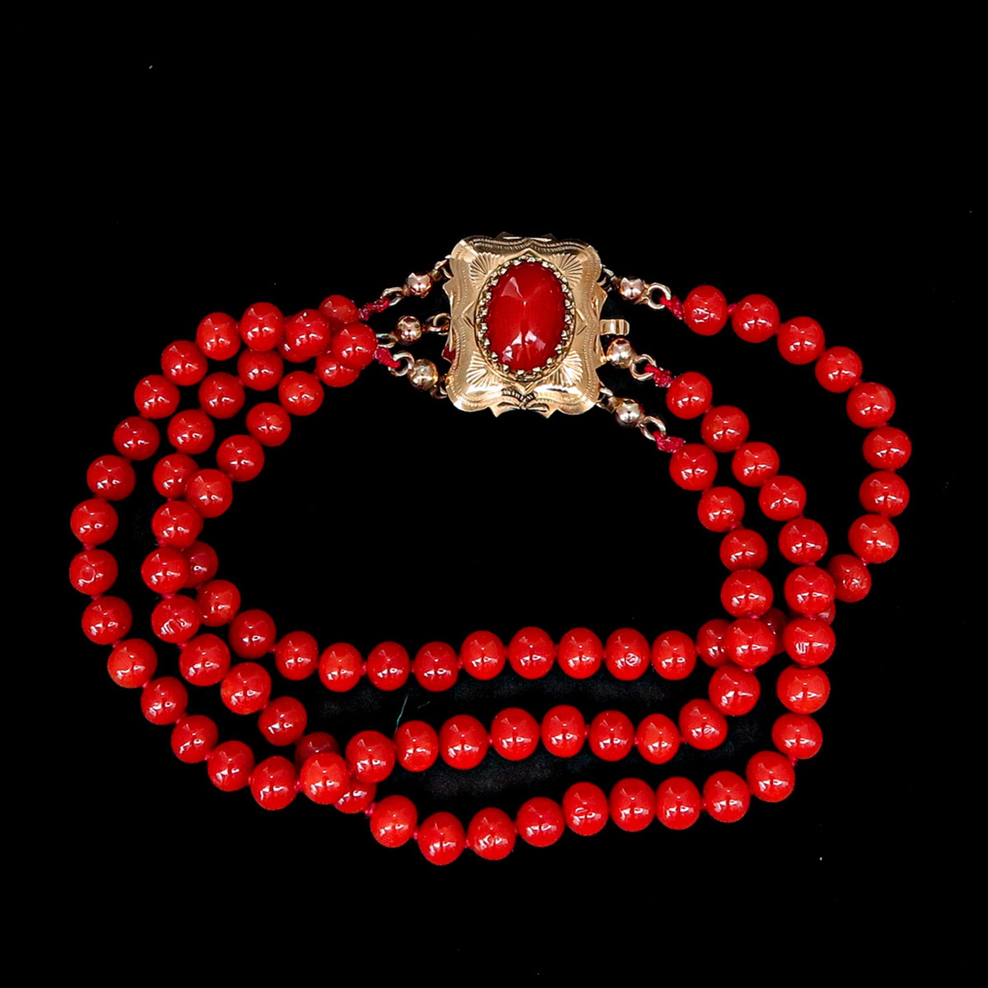 A Collection of Red Coral Jewelry - Bild 3 aus 6