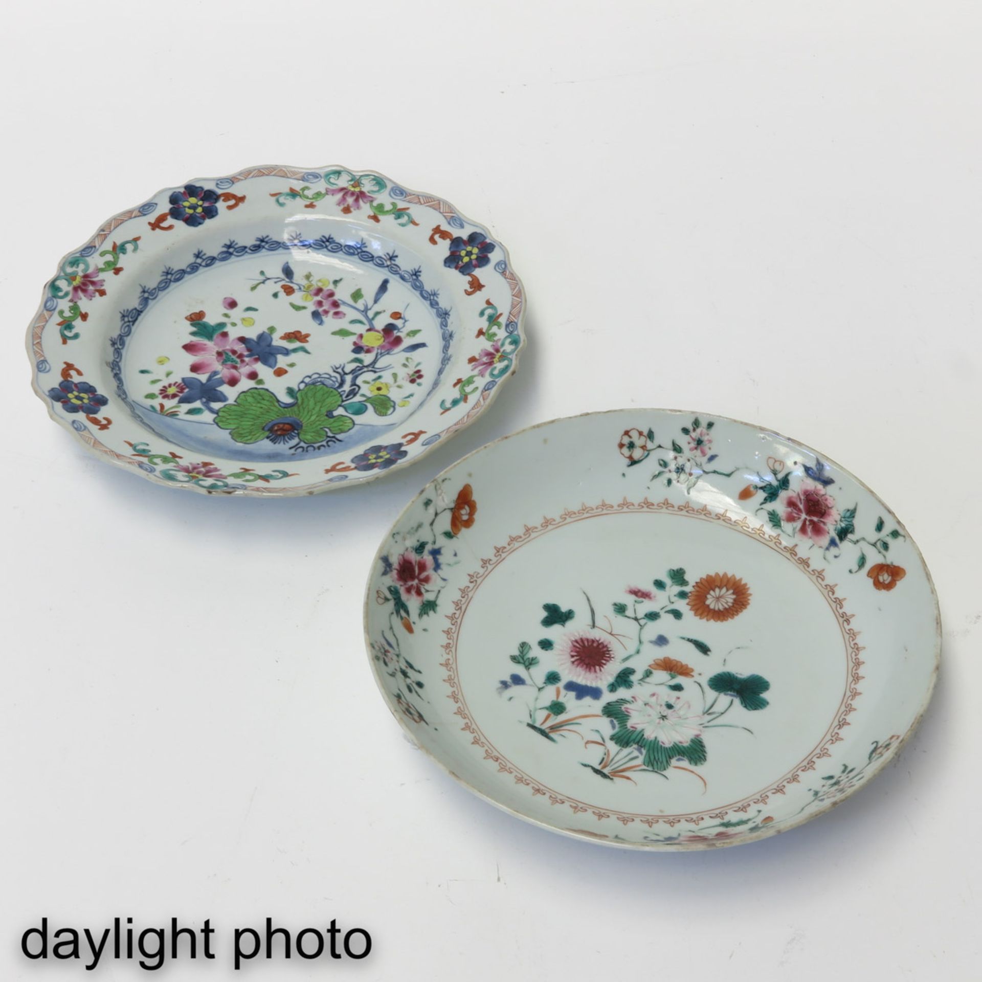 A Collection of 3 Famille Rose Plates - Bild 9 aus 10