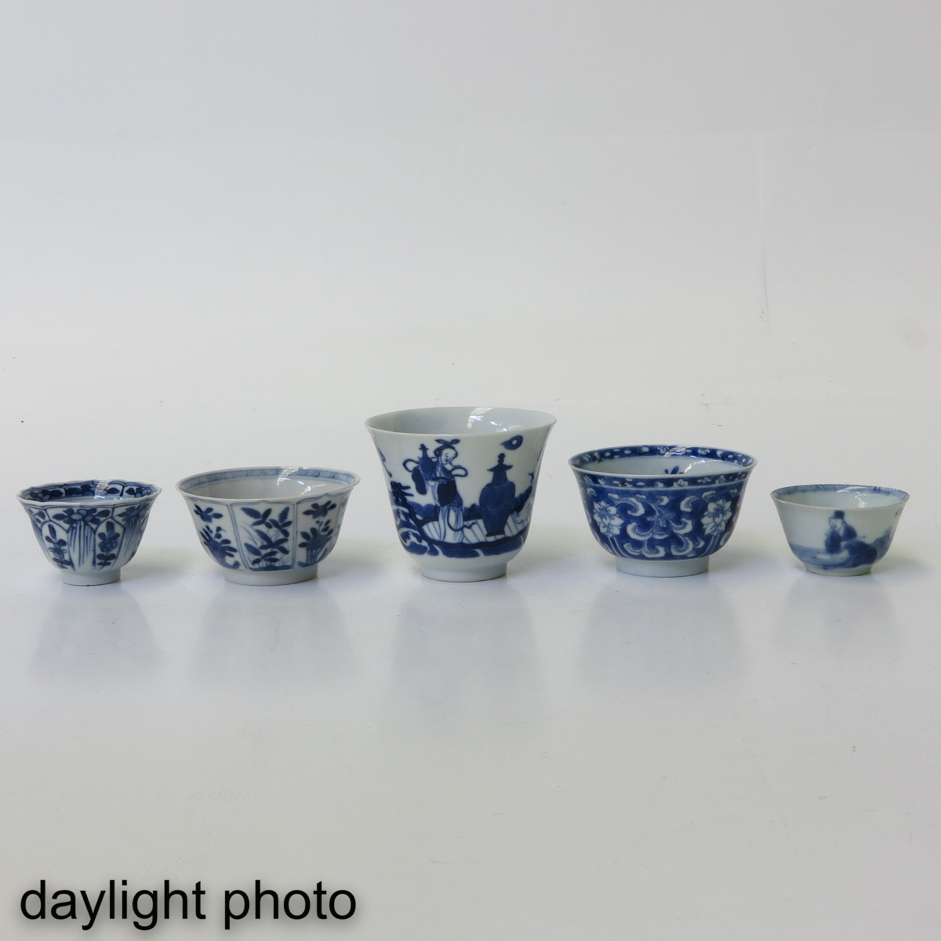 A Collection of Blue and White Cups - Bild 7 aus 8